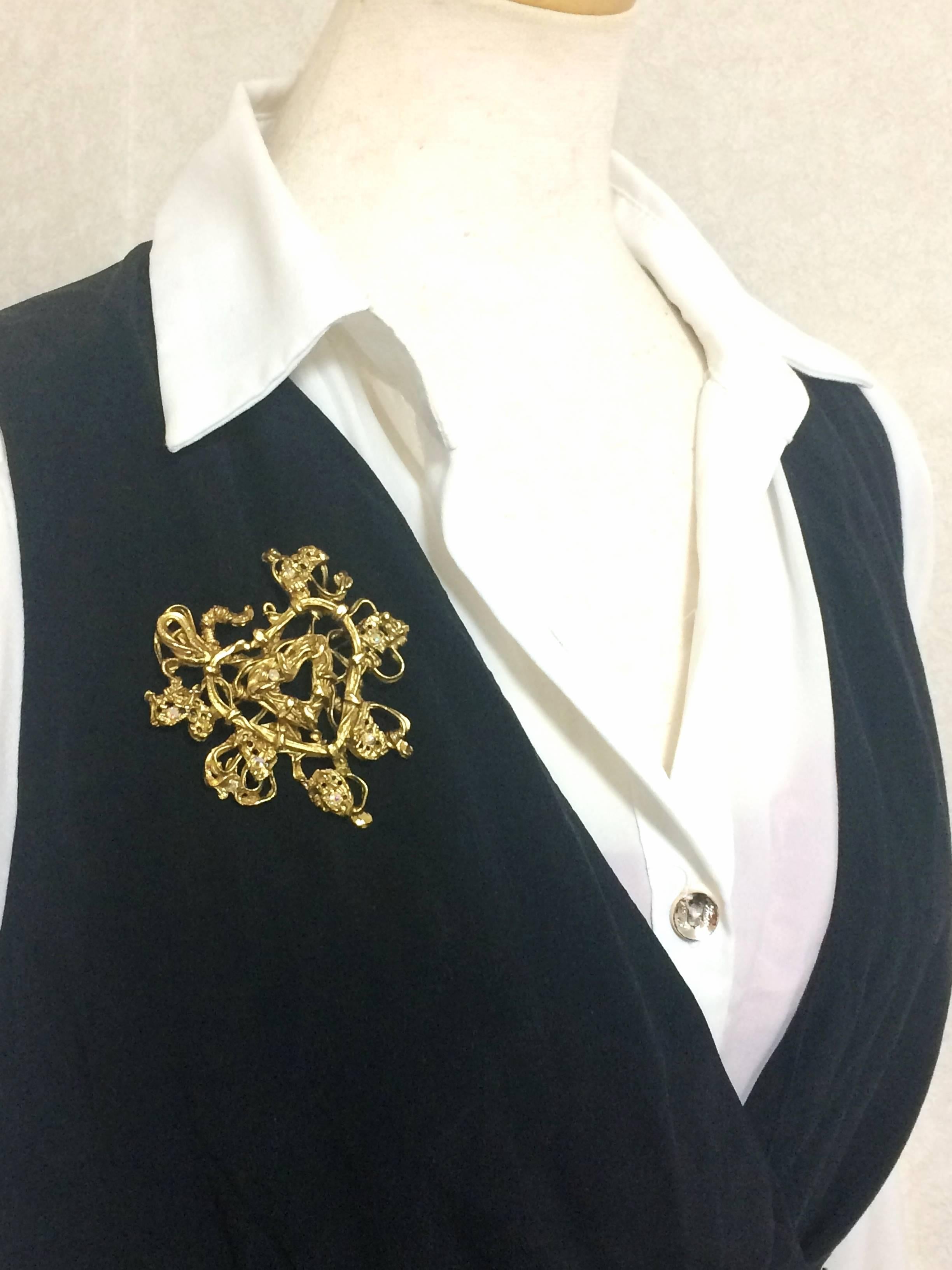 Vintage Christian Lacroix golden edwardian heart and arabesque design brooch For Sale 4