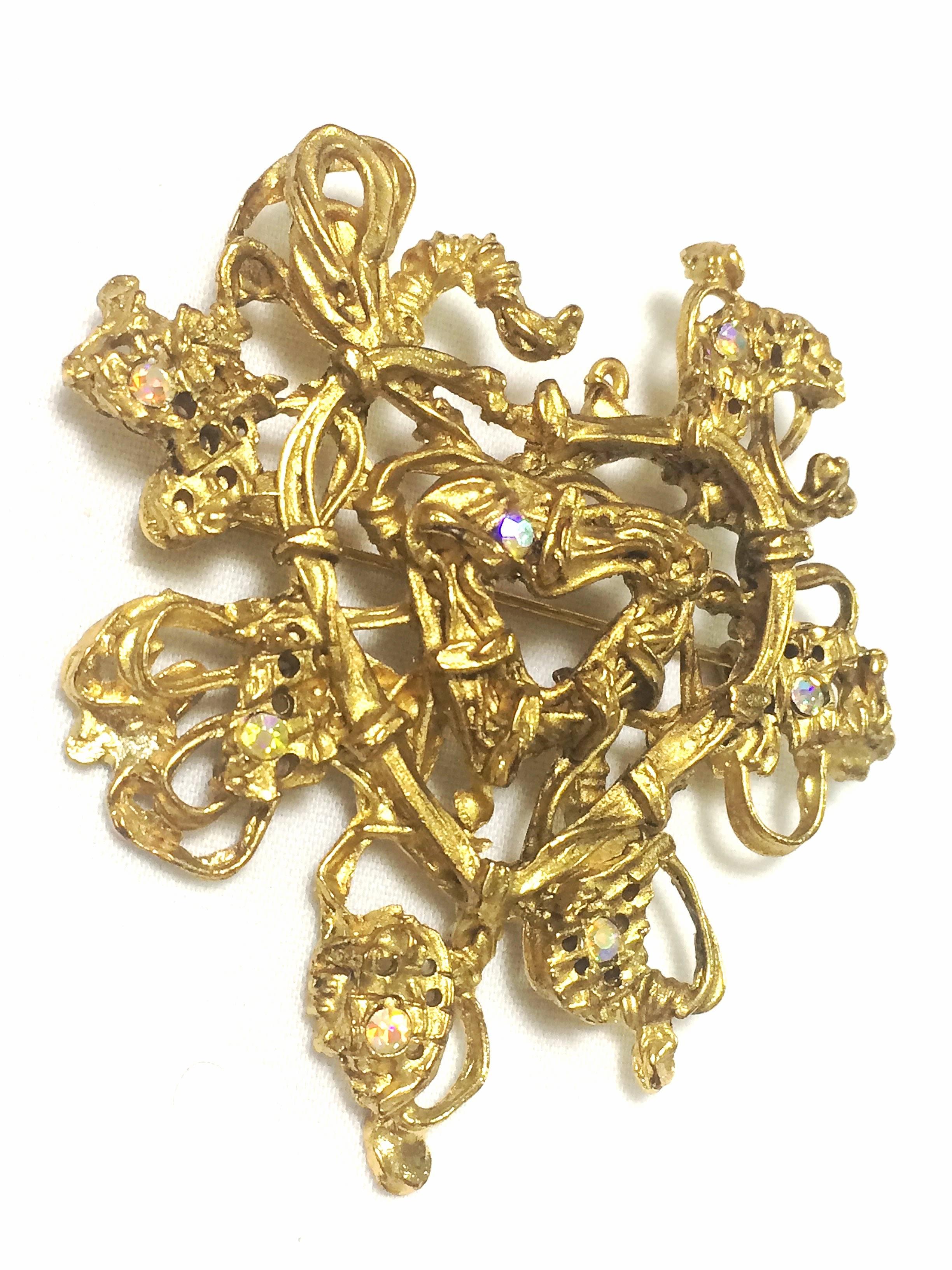 Vintage Christian Lacroix golden edwardian heart and arabesque design brooch In Excellent Condition For Sale In Kashiwa, Chiba