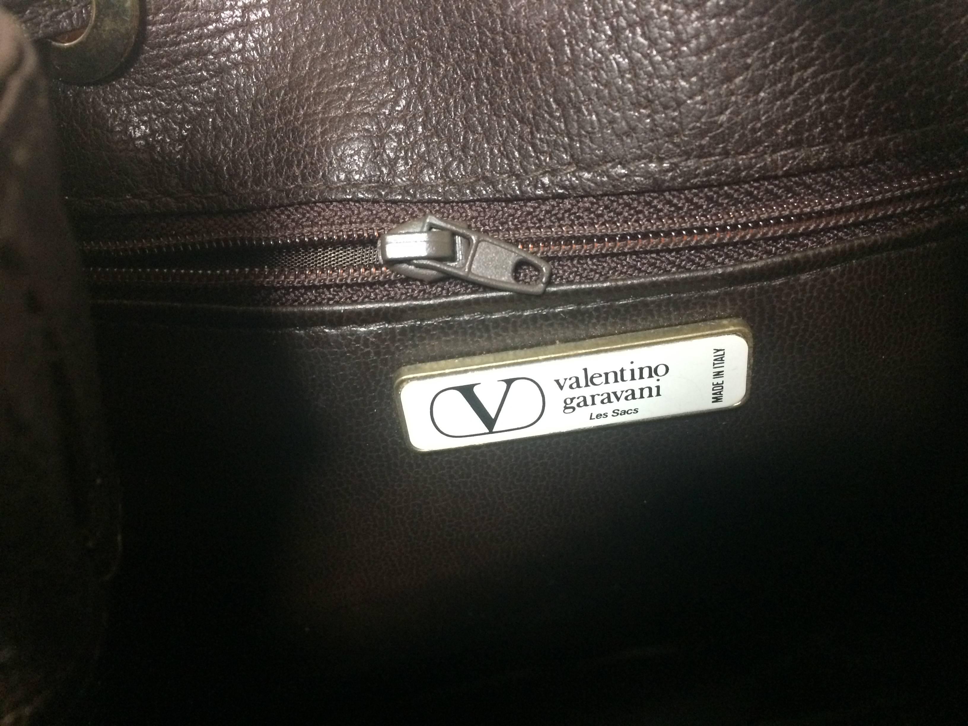 Vintage Valentino Garavani dark brown leather hobo bucket shoulder bag For Sale 2