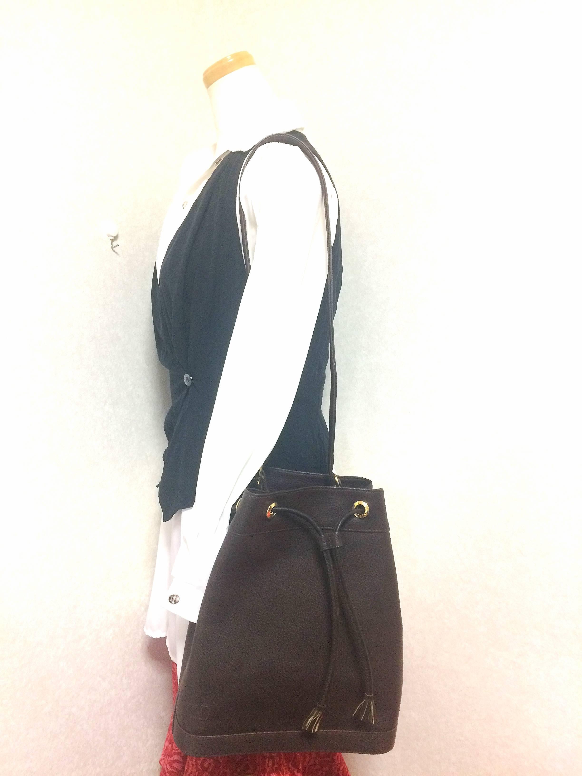 Vintage Valentino Garavani dark brown leather hobo bucket shoulder bag For Sale 4