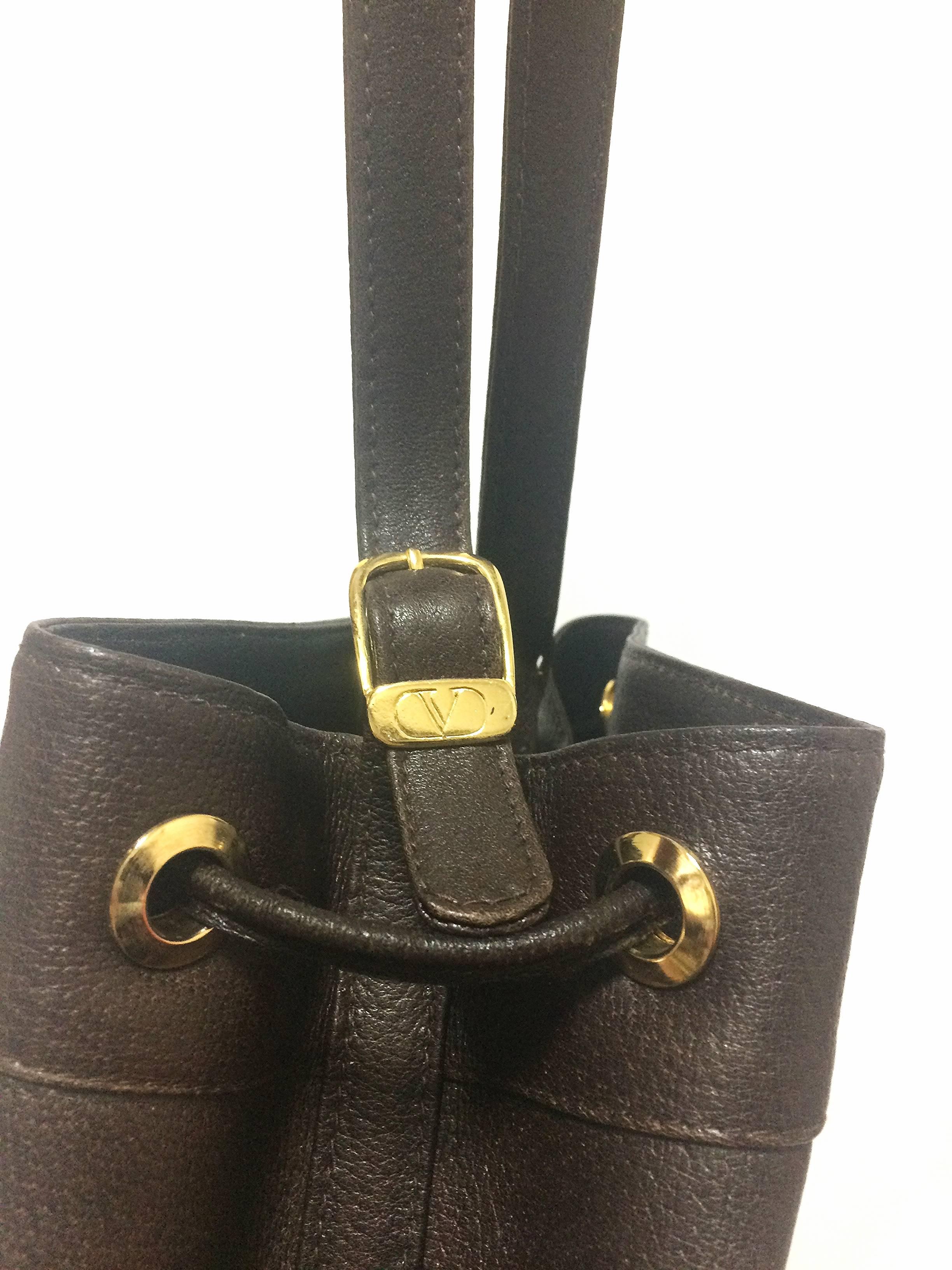 Vintage Valentino Garavani dark brown leather hobo bucket shoulder bag For Sale 1