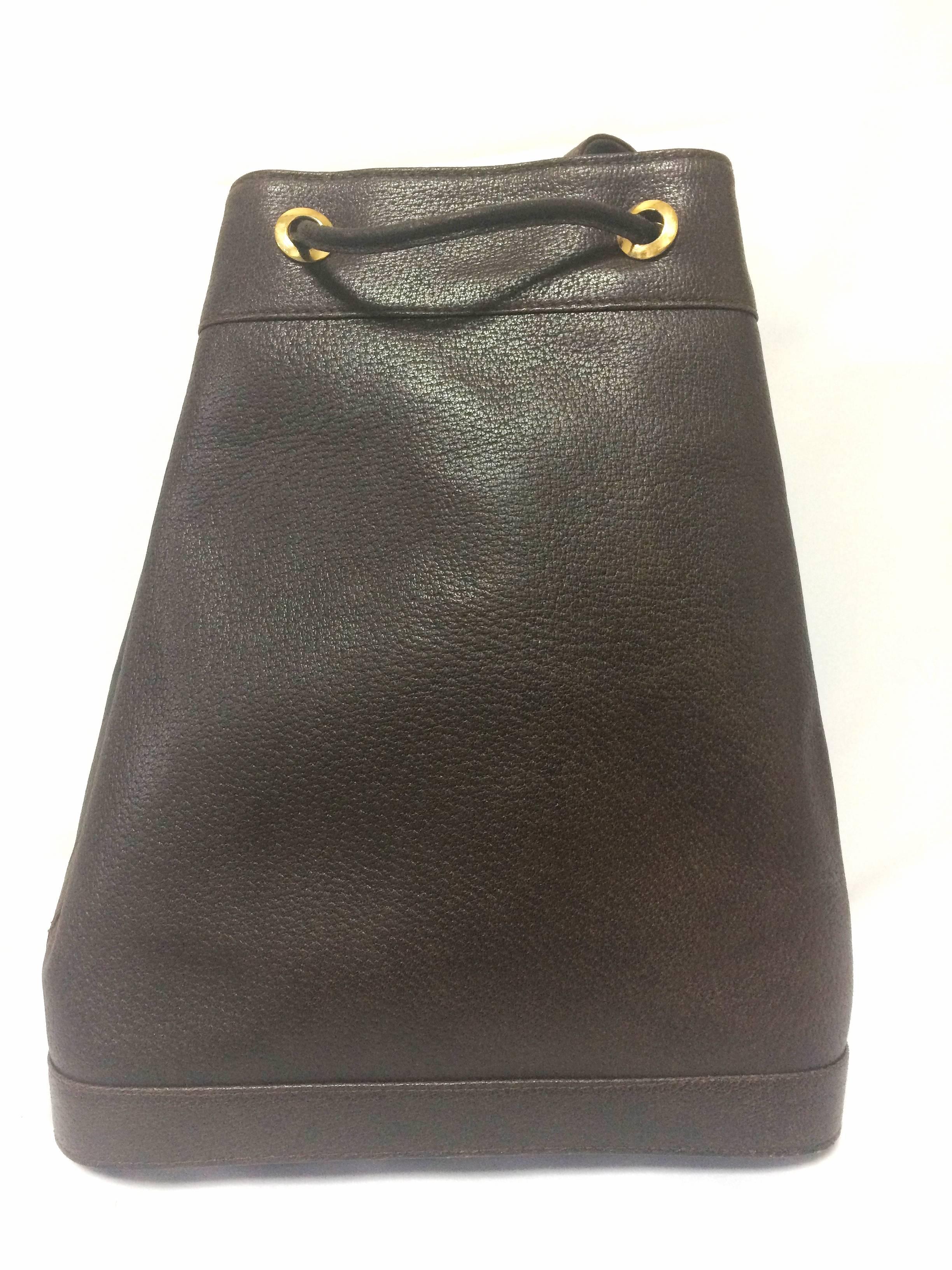 Women's or Men's Vintage Valentino Garavani dark brown leather hobo bucket shoulder bag For Sale