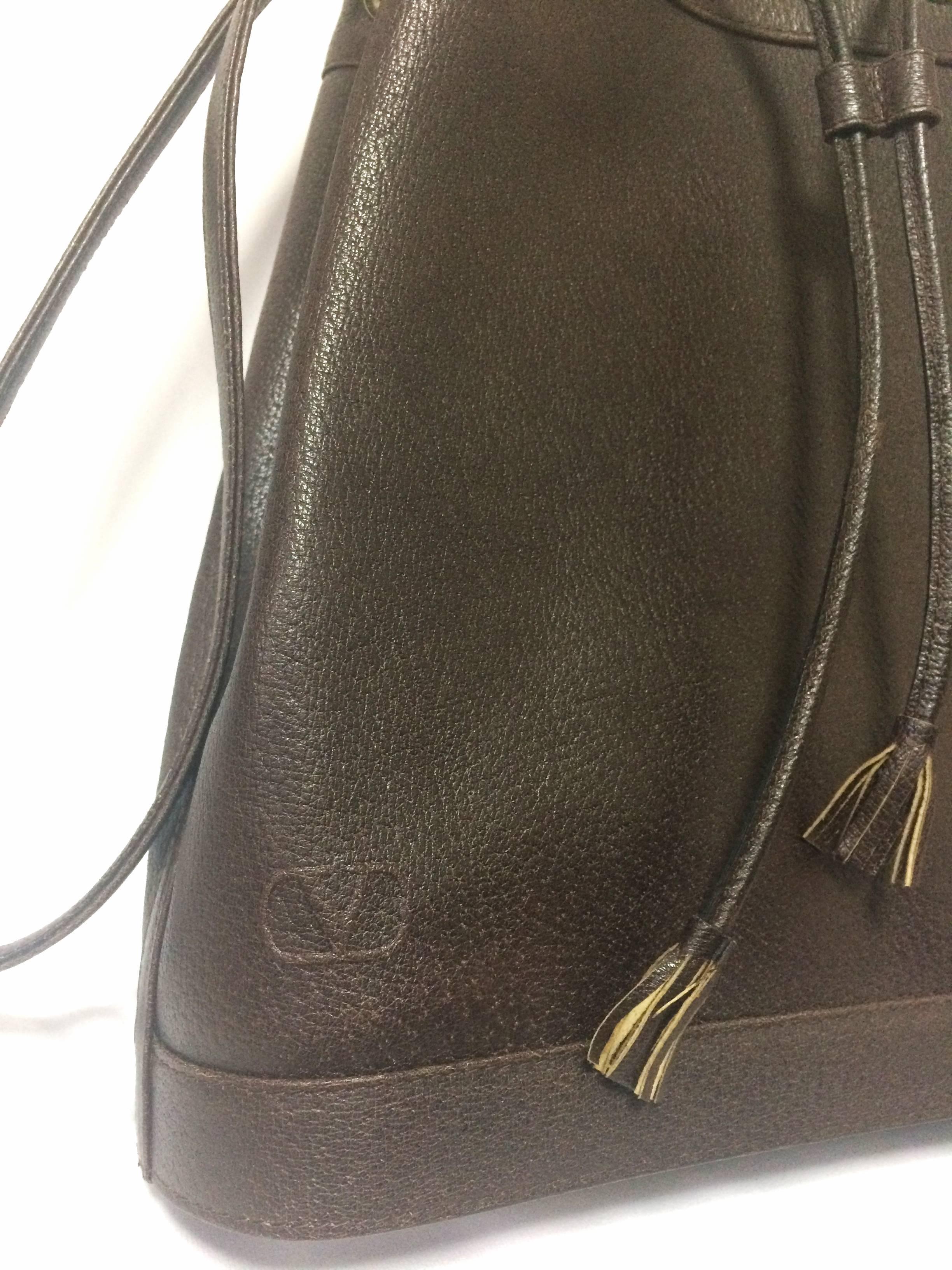 1990s. Vintage Valentino Garavani dark brown leather hobo bucket shoulder bag with embossed V logo. Unisex use.

Introducing another great conditioned vintage masterpiece from Valentino Garavani back in the early 90's collection.

Featuring its