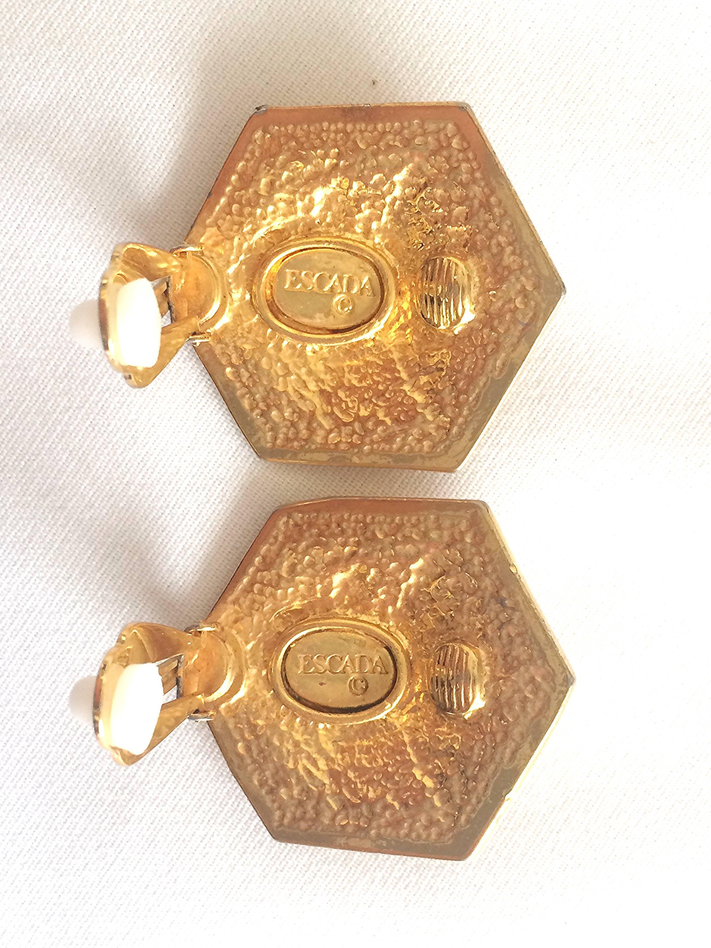 Vintage ESCADA golden dice cube design earrings. Perfect vintage jewelry gift. In Good Condition For Sale In Kashiwa, Chiba