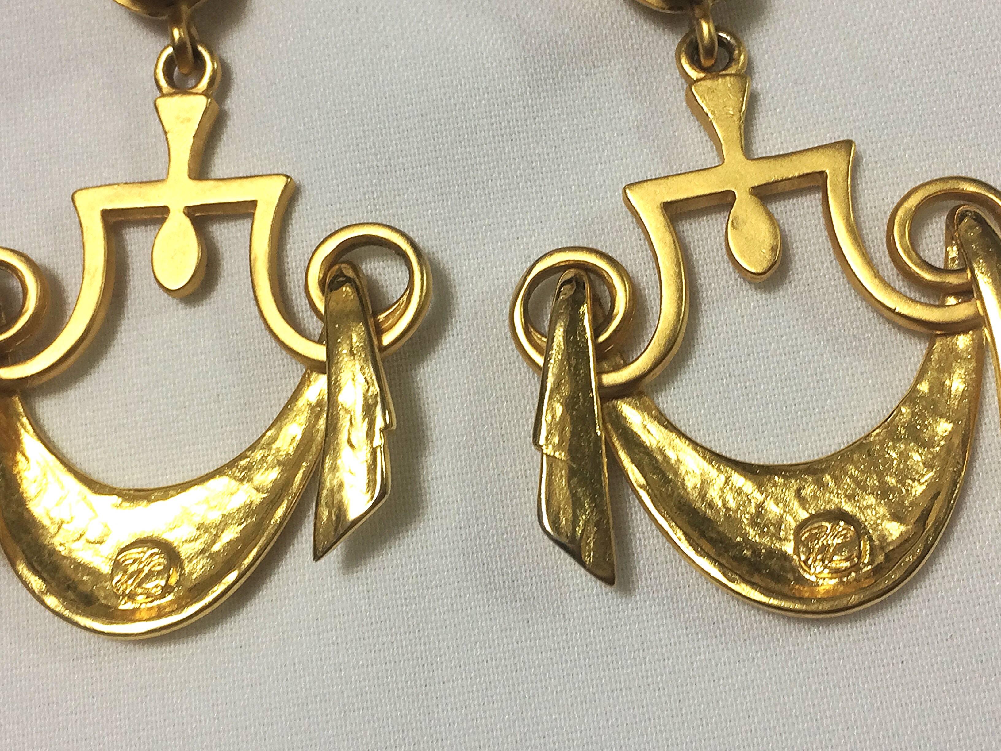 Vintage Karl Lagerfeld golden dangling earrings in drapery window curtain design In Excellent Condition For Sale In Kashiwa, Chiba