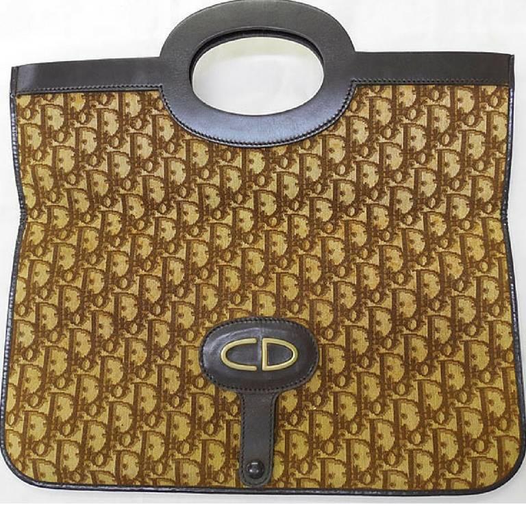1980s. Vintage Christian Dior brown trotter clutch bag with CD gold charm. Seen on the SATC, Carrie had it to go to the New York Stock Exchange.

Carrie from SATC also has it! Now you can have it too! Only 1 available....!
Has Christian Dior logo