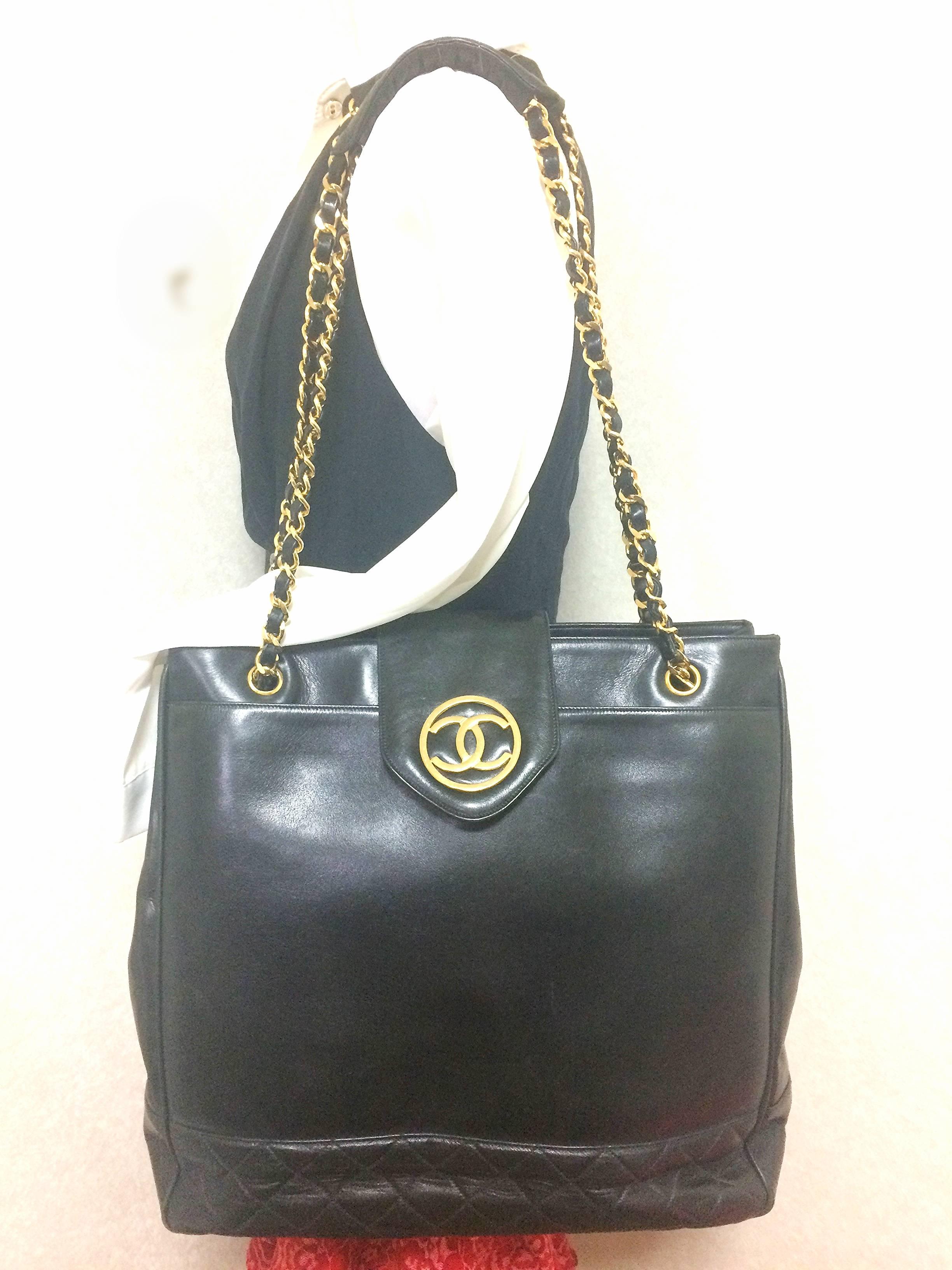 Vintage CHANEL black calf leather large chain shoulder tote bag with golden CC. 5