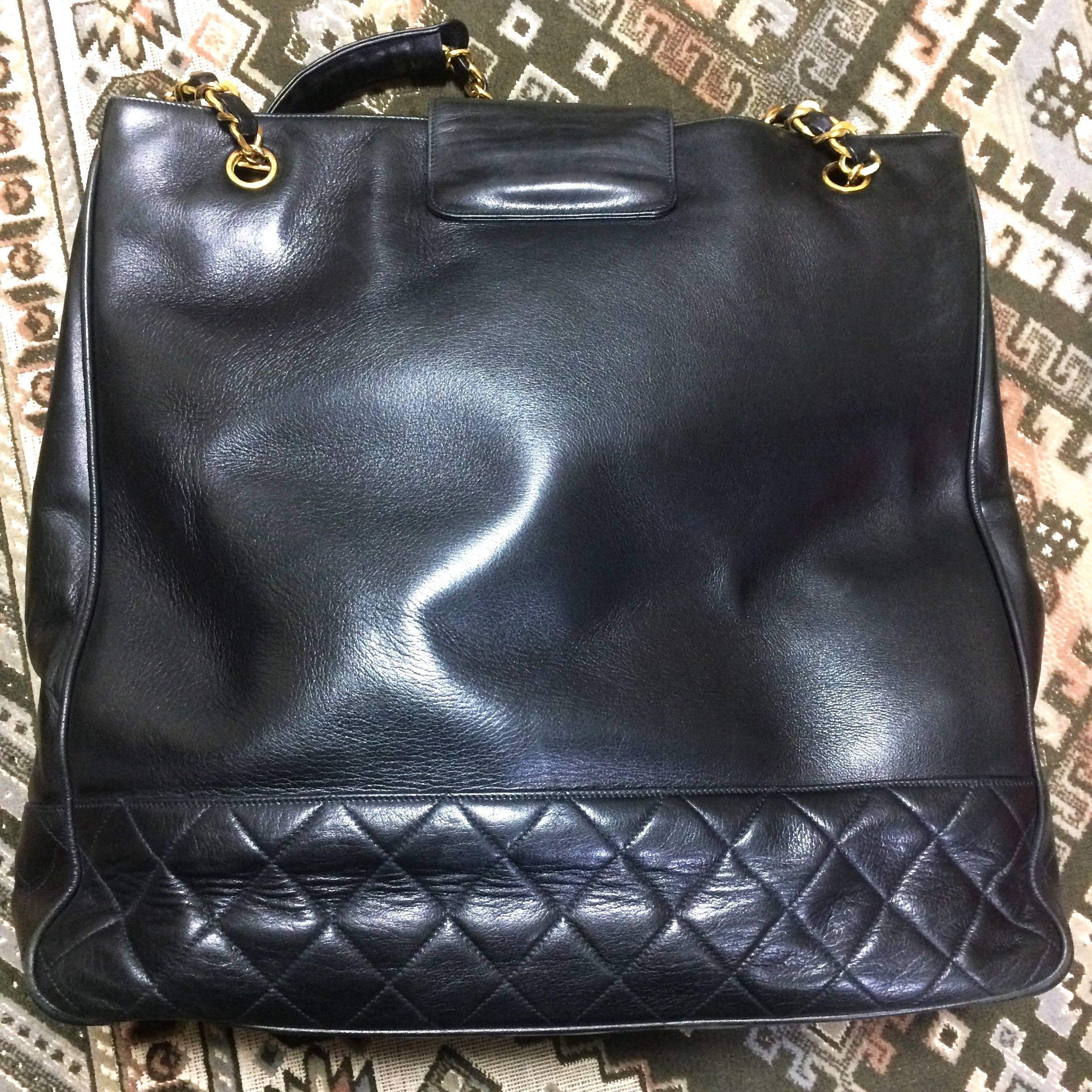 Women's Vintage CHANEL black calf leather large chain shoulder tote bag with golden CC.