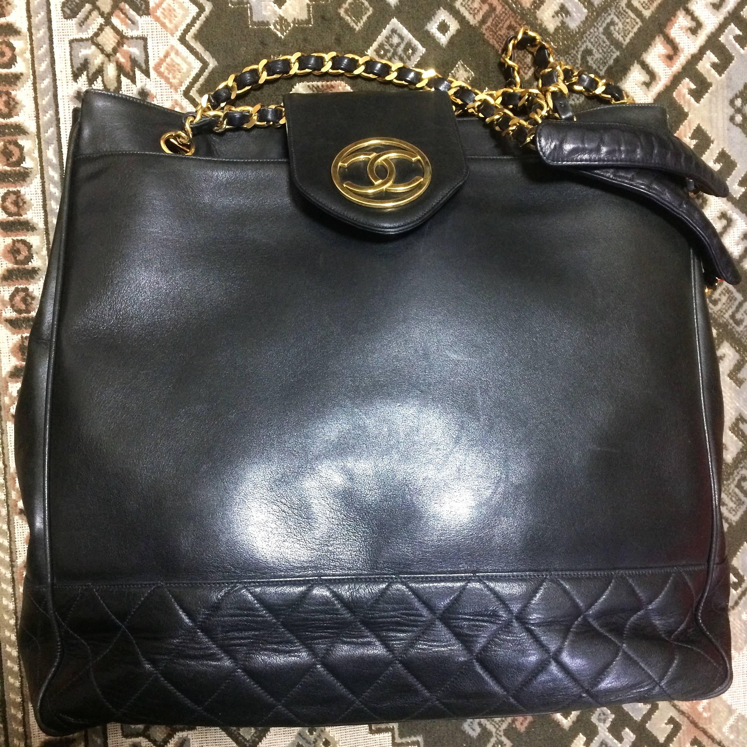 Vintage CHANEL black calf leather large chain shoulder tote bag with golden CC. In Good Condition In Kashiwa, Chiba