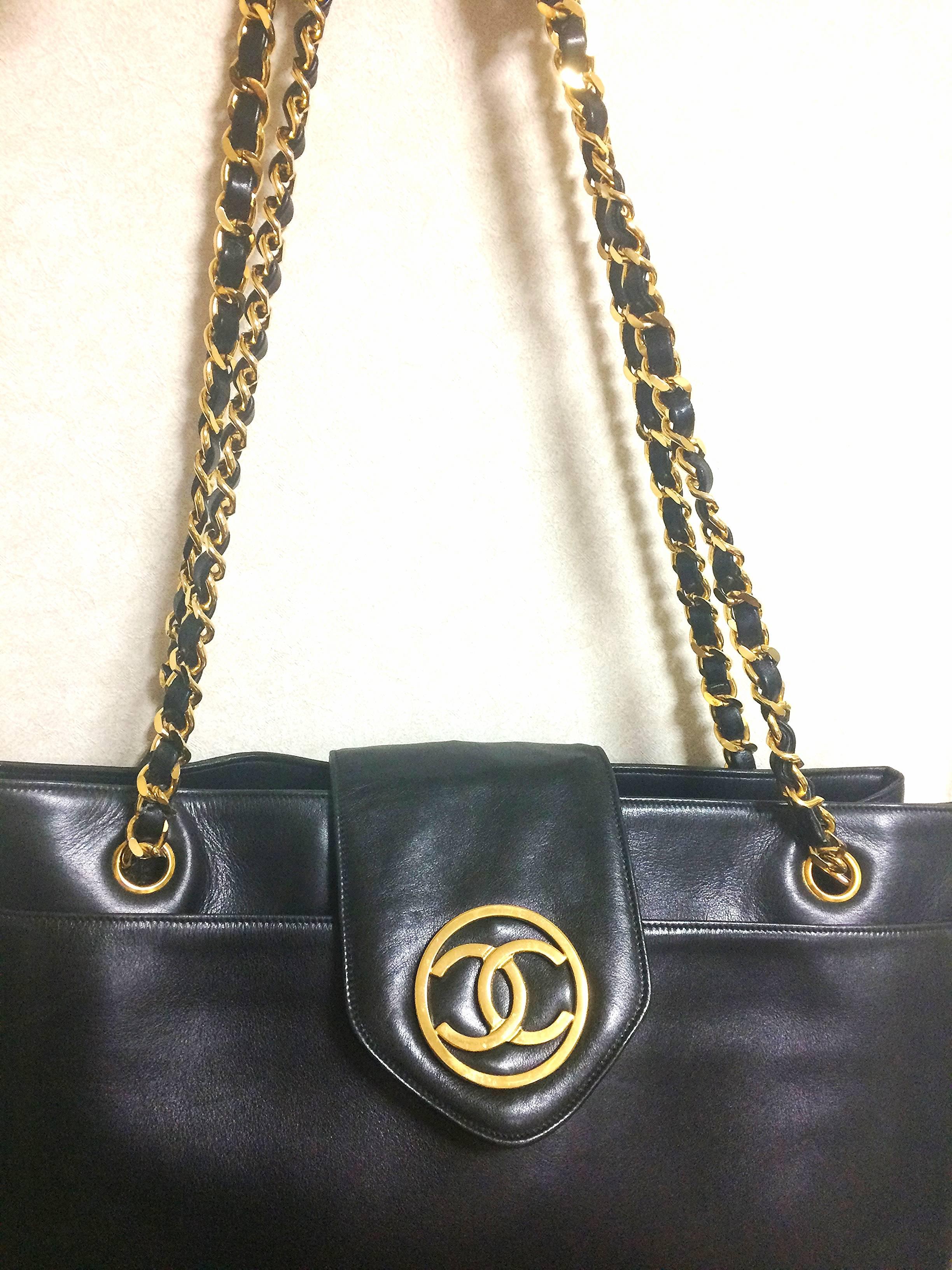 Vintage CHANEL black calf leather large chain shoulder tote bag with golden CC. 1