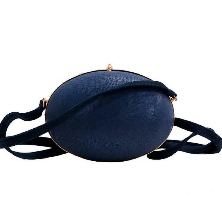 Vintage Hermes rare oval shape black leather and golden brass frame clutch bag. In Excellent Condition For Sale In Kashiwa, Chiba