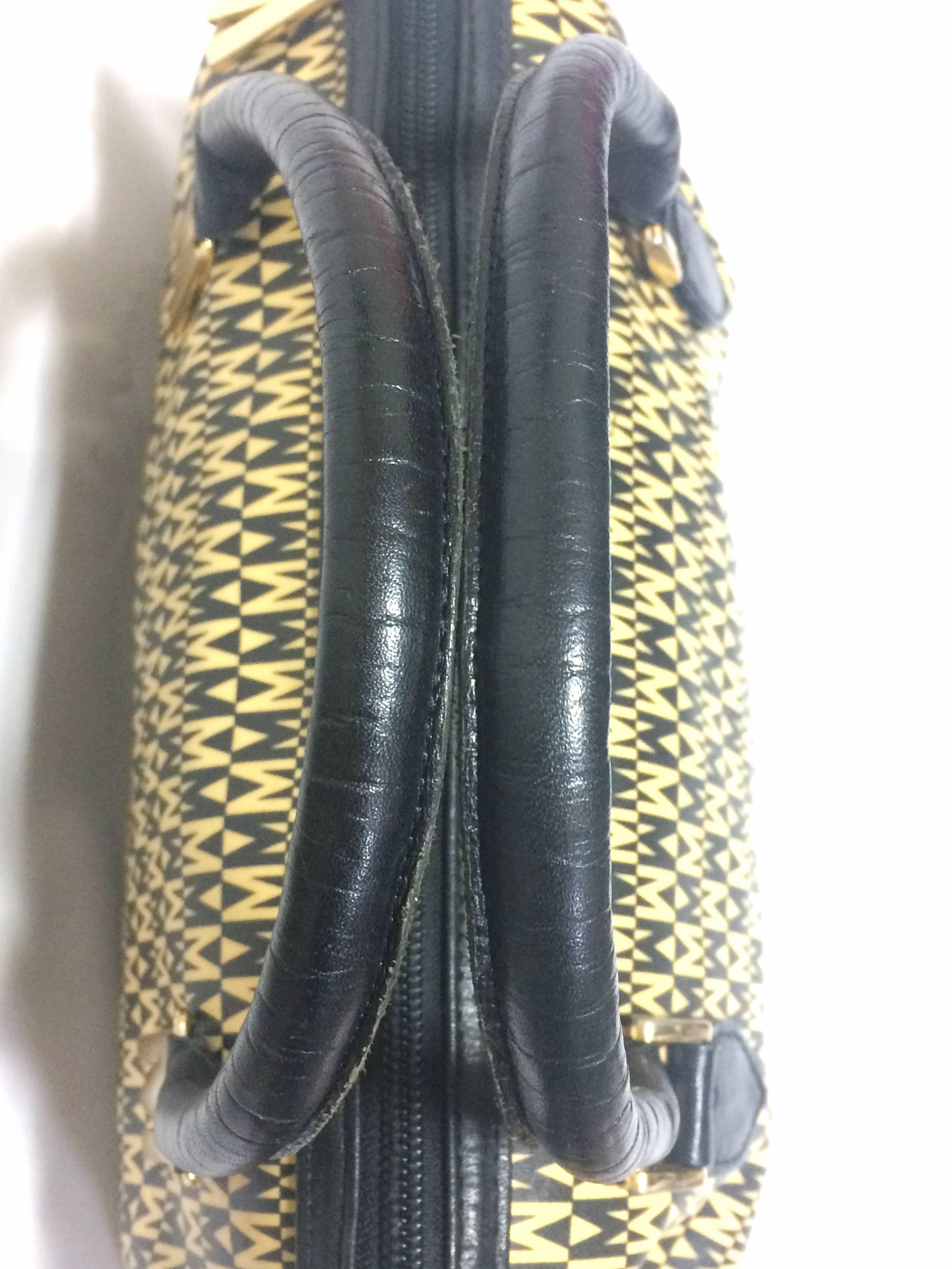 Vintage MOSCHINO black and ivory beige logo M print handbag, mini duffle bag. In Good Condition For Sale In Kashiwa, Chiba