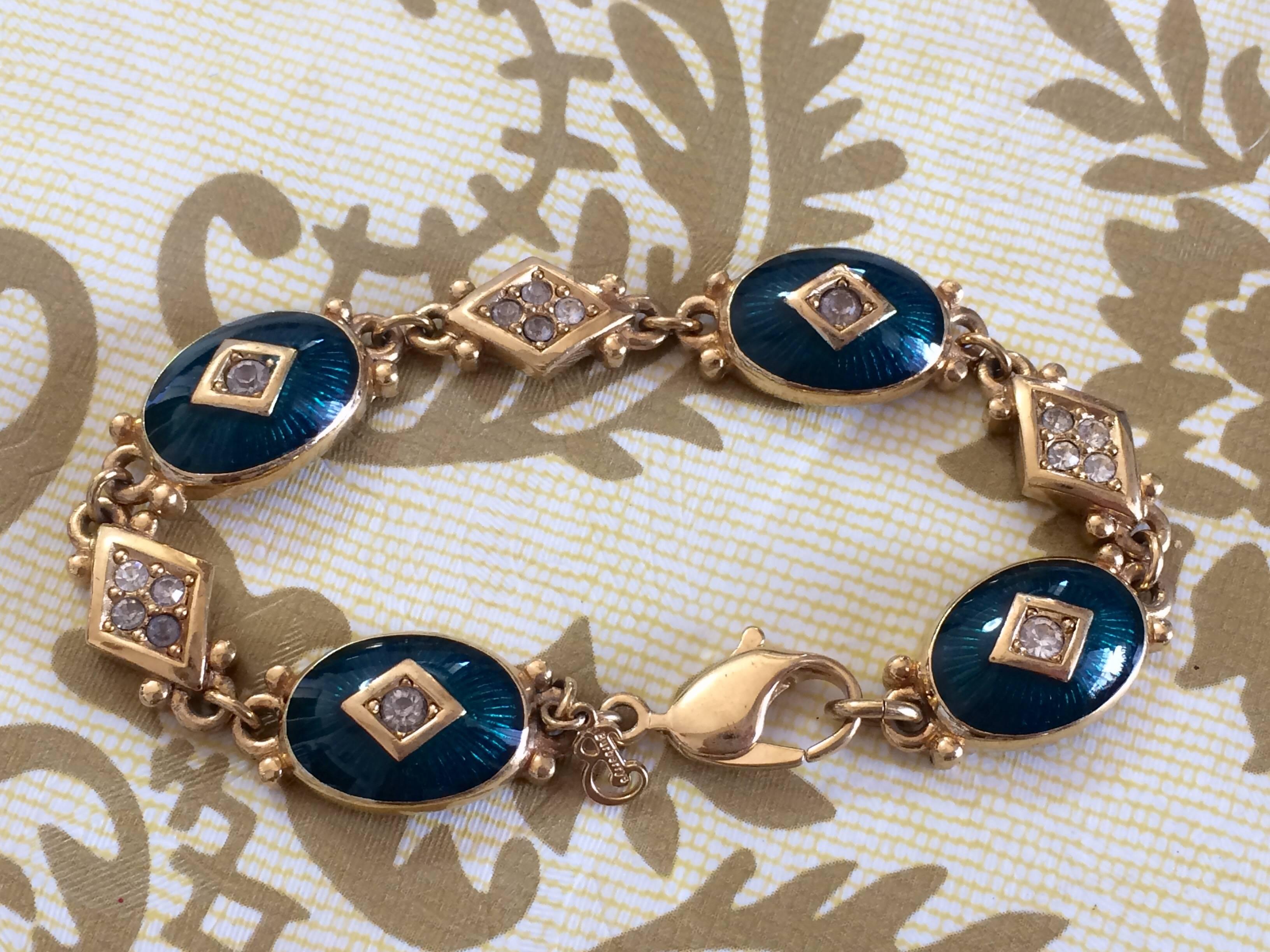 1990s. Vintage Burberrys golden gorgeous bracelet with oval emerald green and diamond shape charms with rhinestone crystals. Burberry jewelry.

Here is another beautiful vintage jewelry from Burberry back in the 90's.

Featuring emerald green and