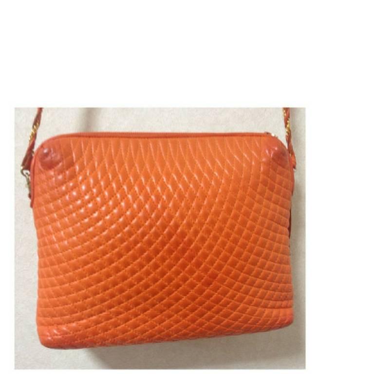 Vintage BALLY orange quilted lamb golden chain shoulder purse with fringes. In Good Condition For Sale In Kashiwa, Chiba