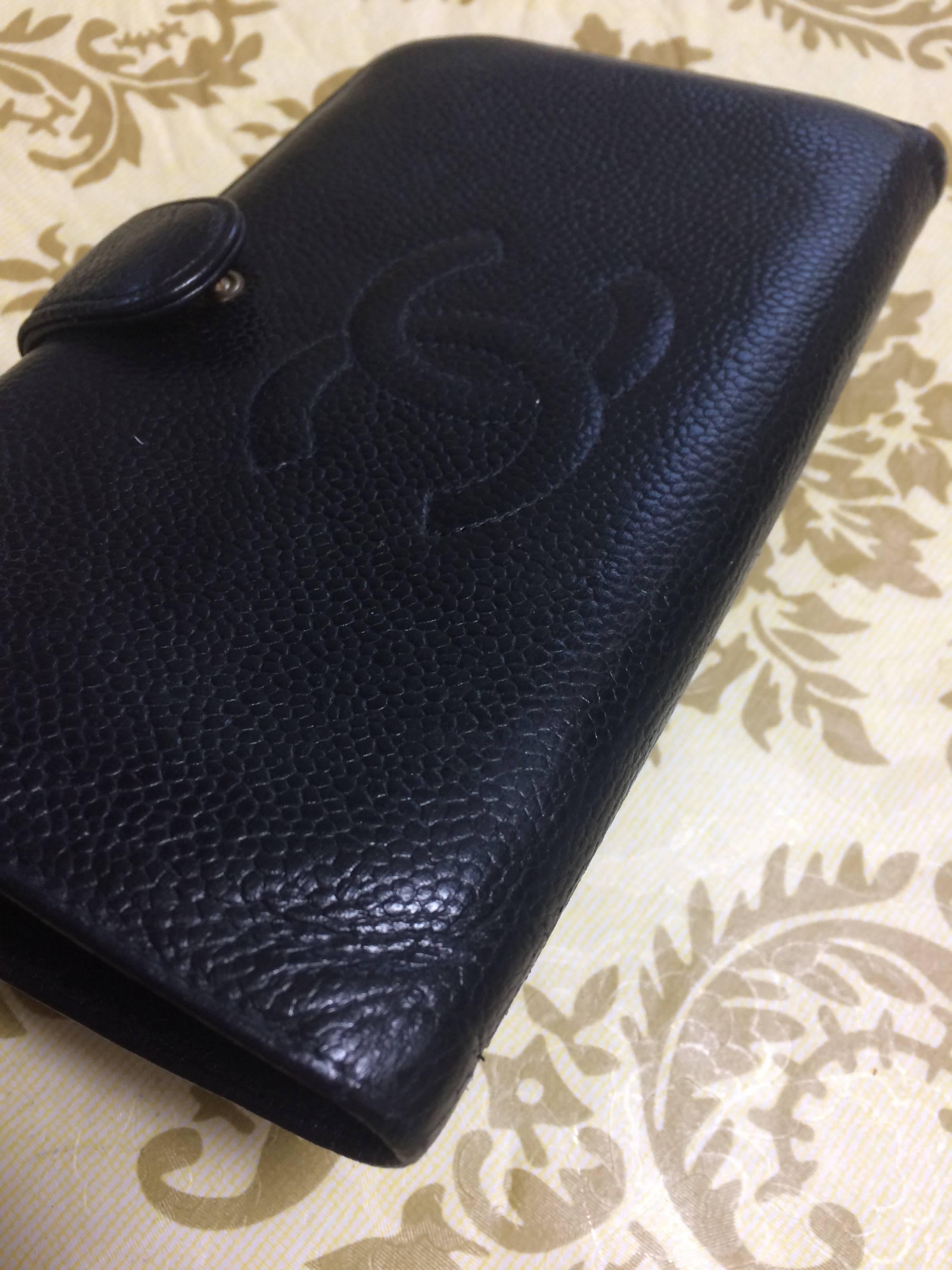 Vintage CHANEL black caviar leather wallet with large CC stitch mark logo. In Fair Condition In Kashiwa, Chiba