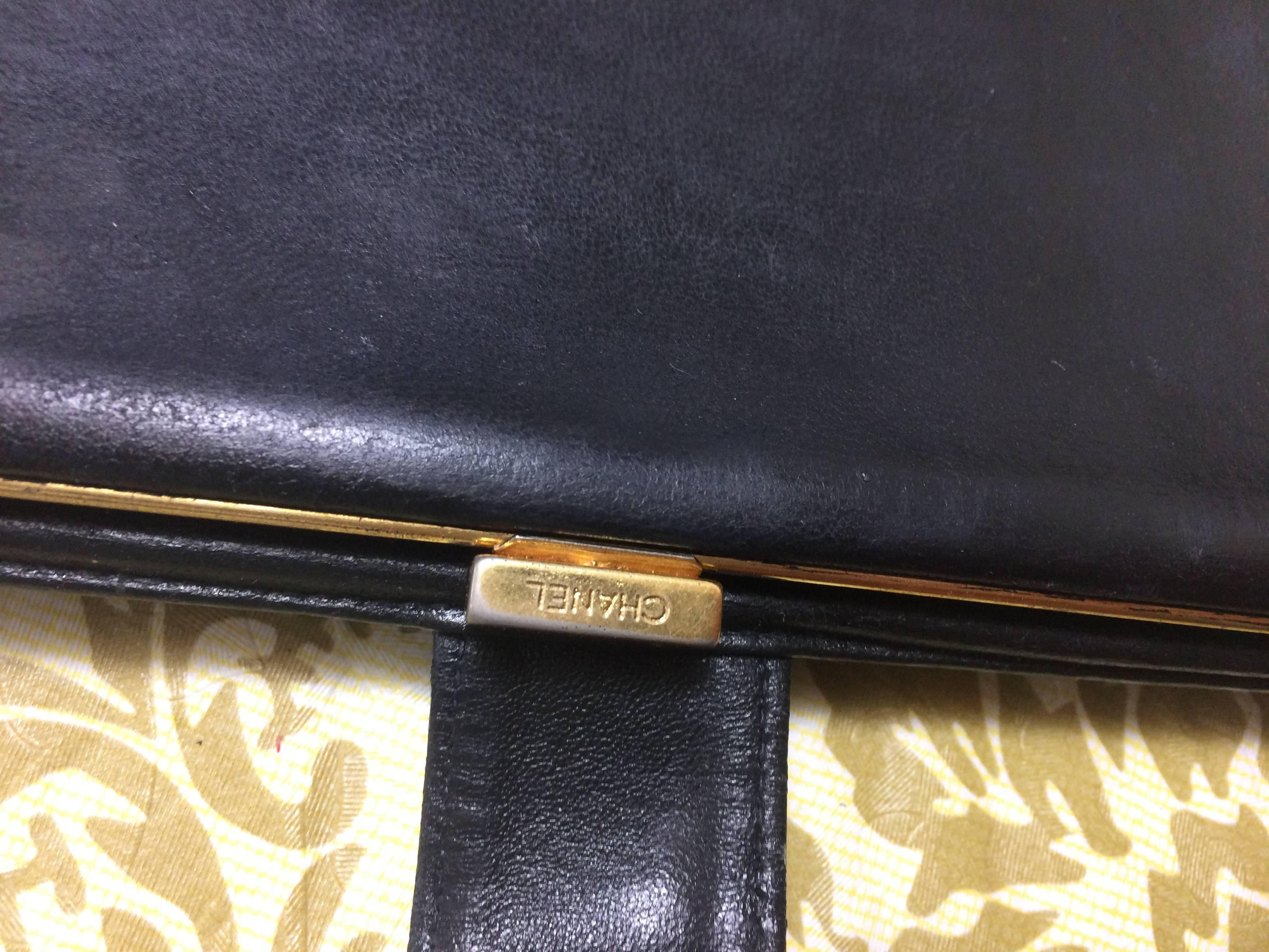 Vintage CHANEL black caviar leather wallet with large CC stitch mark logo. 2