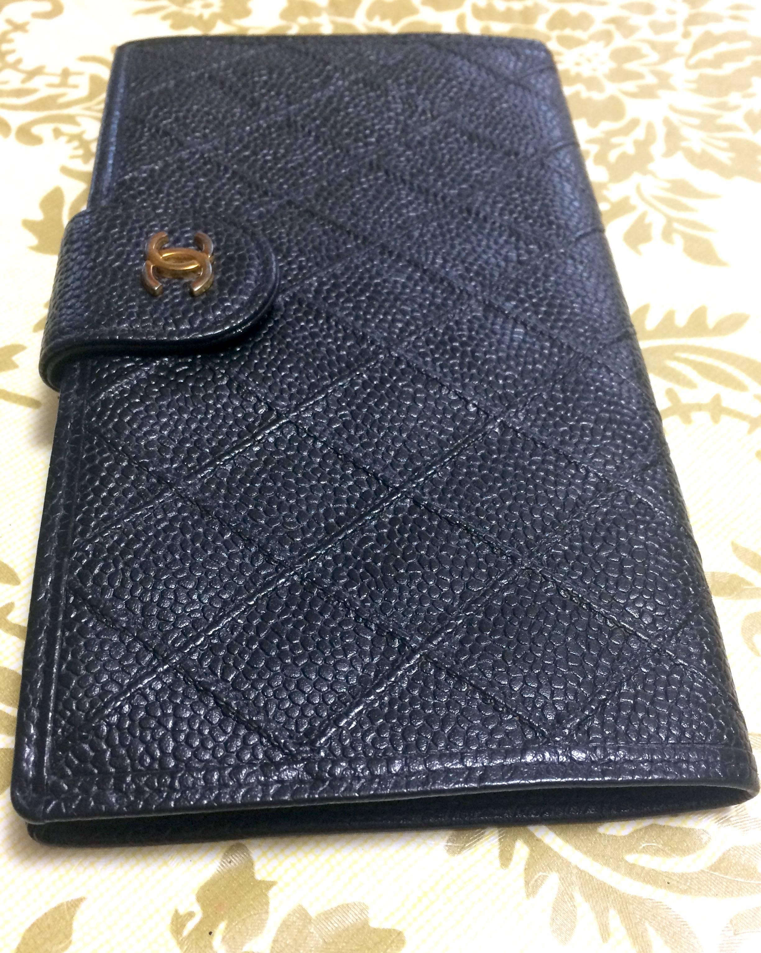 Vintage CHANEL black caviar leather wallet with stitches and gold tone CC motif. In Good Condition In Kashiwa, Chiba