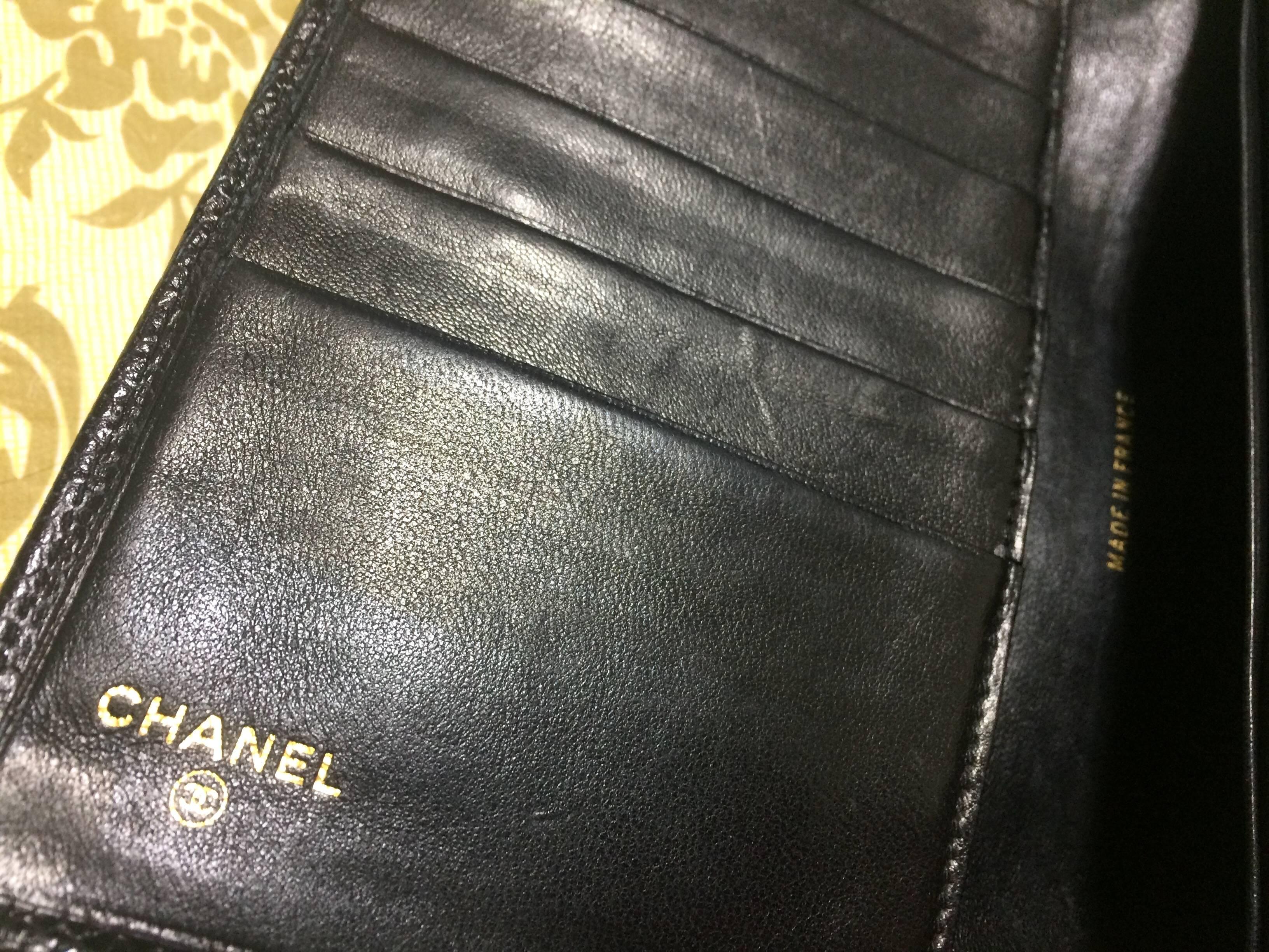 Vintage CHANEL black caviar leather wallet with stitches and gold tone CC motif. 3