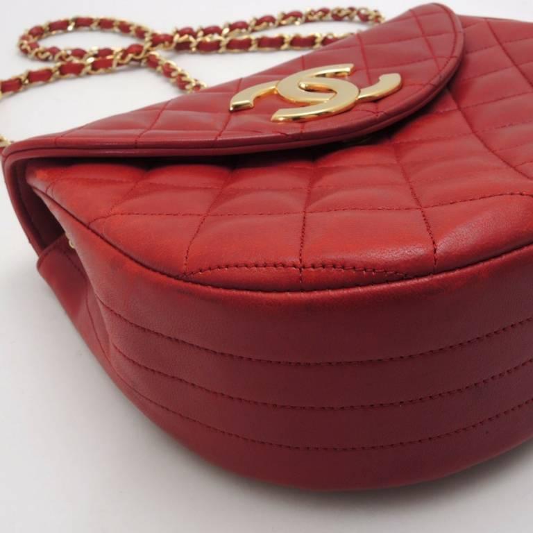 Women's Vintage CHANEL red lambskin oval flap and shape 2.55 shoulder bag with large CC. For Sale