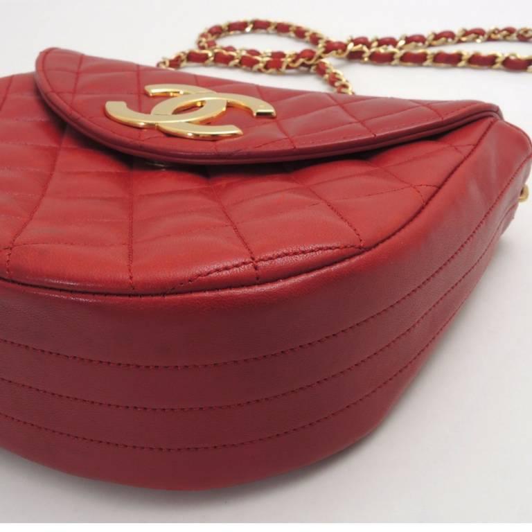 Vintage CHANEL red lambskin oval flap and shape 2.55 shoulder bag with large CC. In Fair Condition For Sale In Kashiwa, Chiba