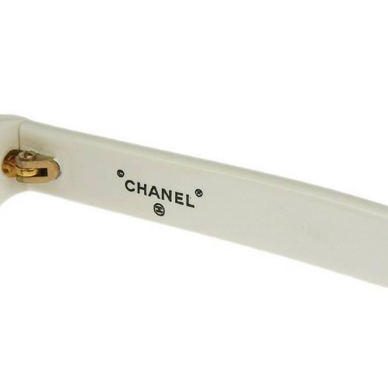 Gray Vintage CHANEL white round frame mod sunglasses with black CHANEL PARIS print. For Sale