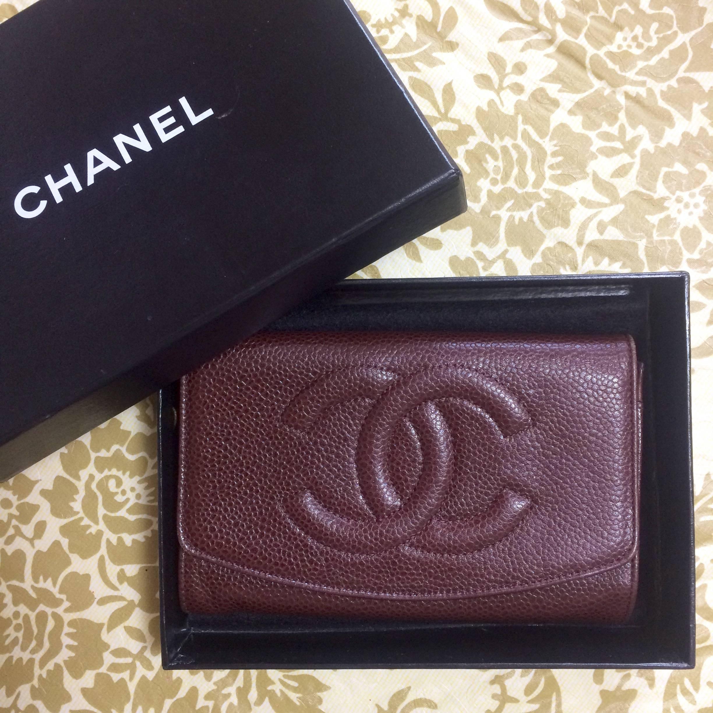 1990s. Vintage CHANEL brown caviar leather wallet with large CC stitch mark. Classic wallet for unisex use.

This is a CHANEL vintage classic wallet in brown caviar leather. 
Modest, simple and elegant piece for unisex use. It is something that