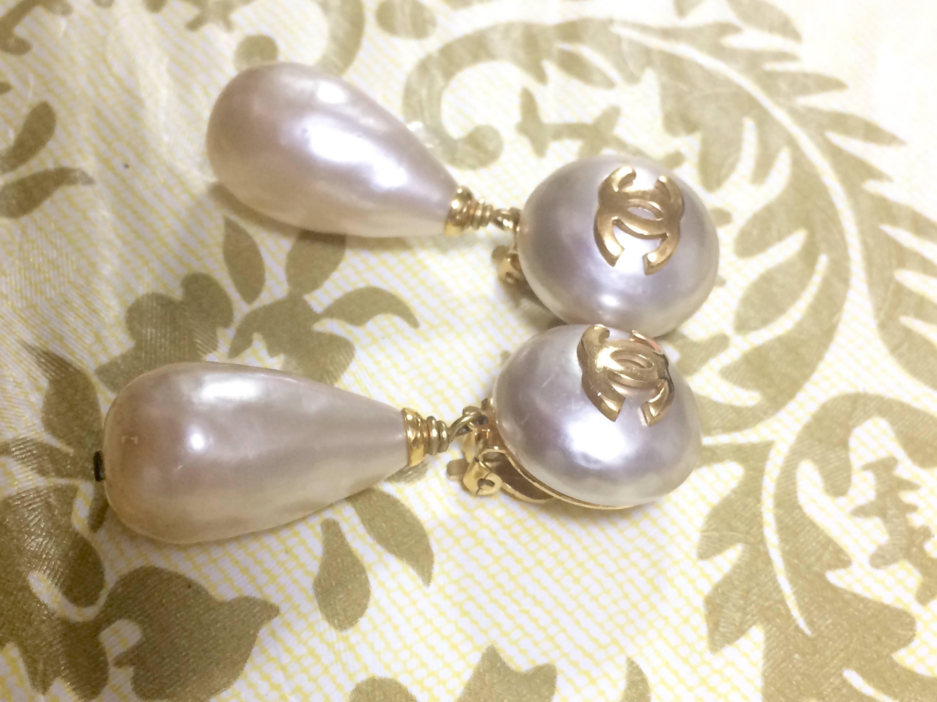Vintage CHANEL white teardrop faux pearl dangling earrings with golden CC mark. In Good Condition In Kashiwa, Chiba