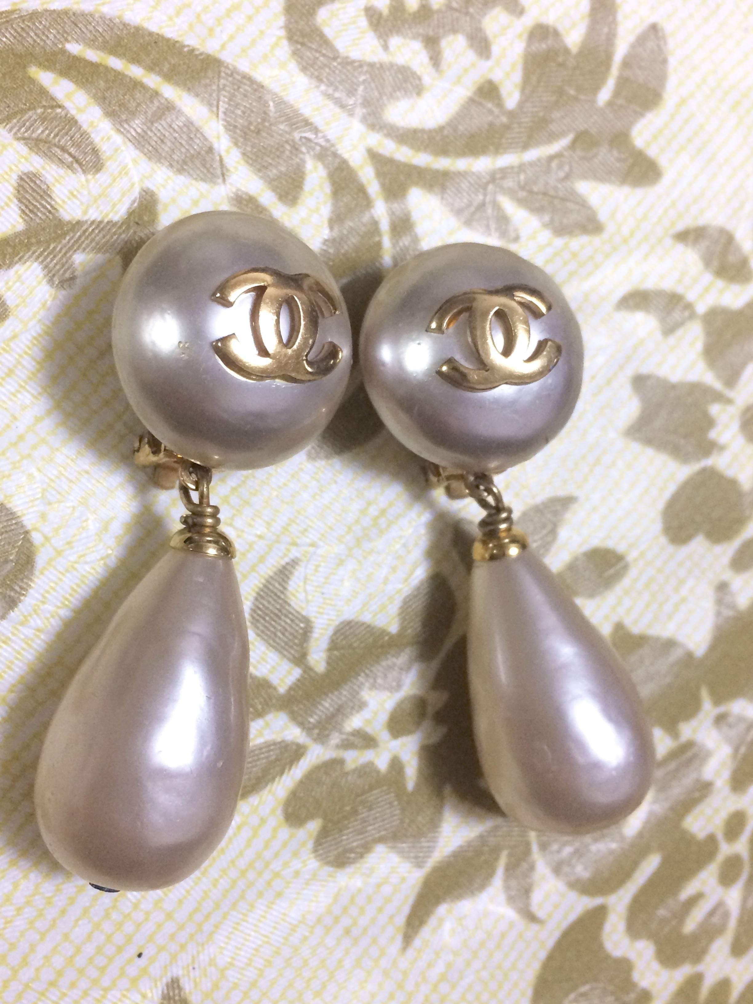 1990s. Vintage CHANEL white teardrop faux pearl dangling earrings with golden CC mark on top. Best gift.

Introducing a vintage CHANEL faux teardrop pearl earrings with golden CC motifs.
 
Featuring golden CC mark on top.

Wearing these earrings