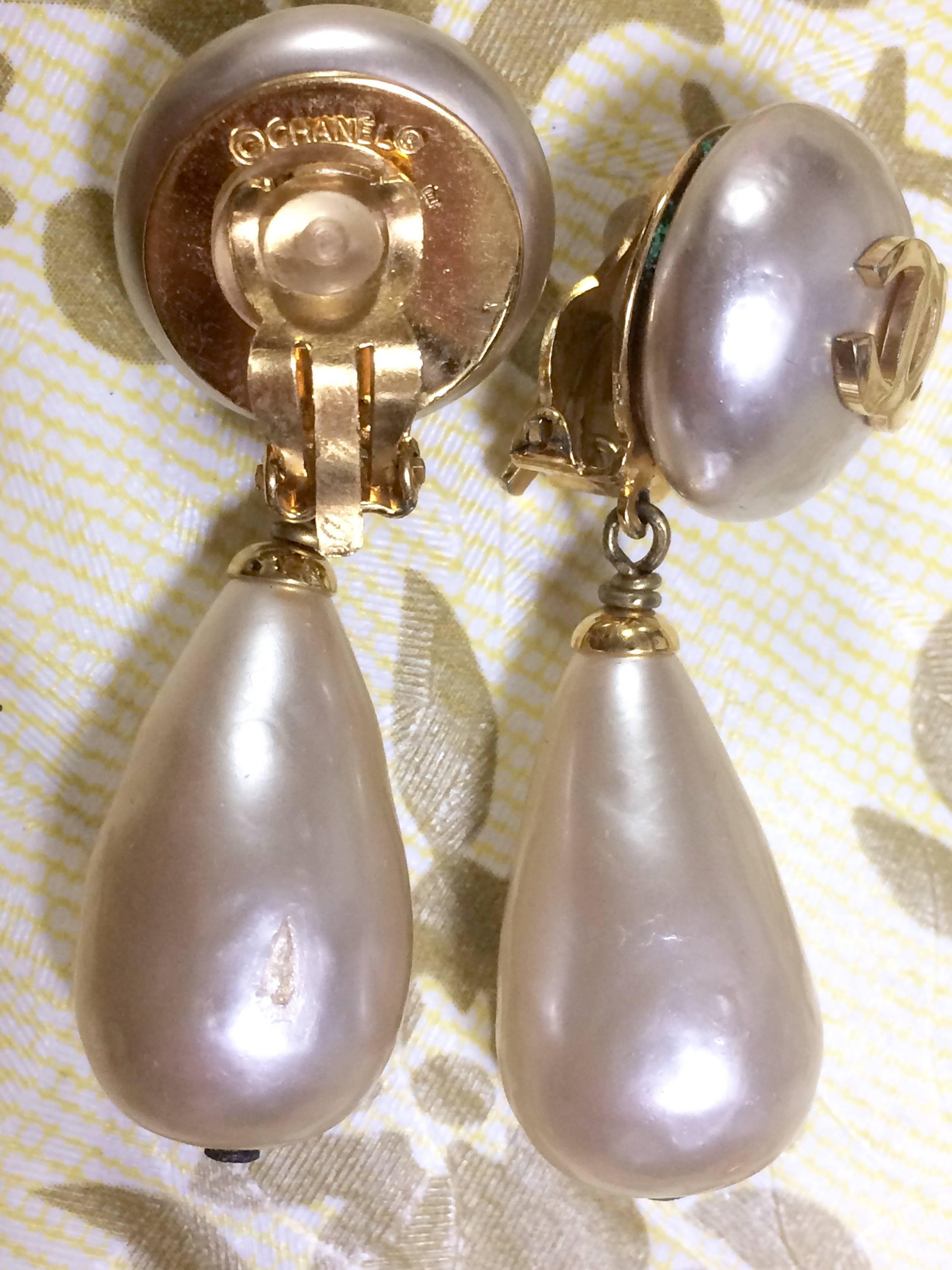 Vintage CHANEL white teardrop faux pearl dangling earrings with golden CC mark. 1