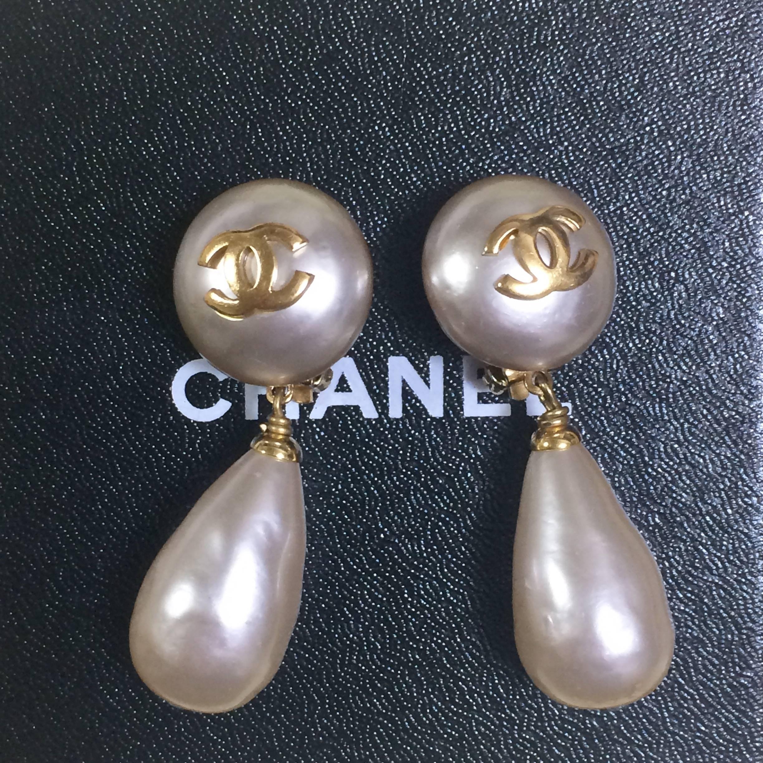 Vintage CHANEL white teardrop faux pearl dangling earrings with golden CC mark. 3