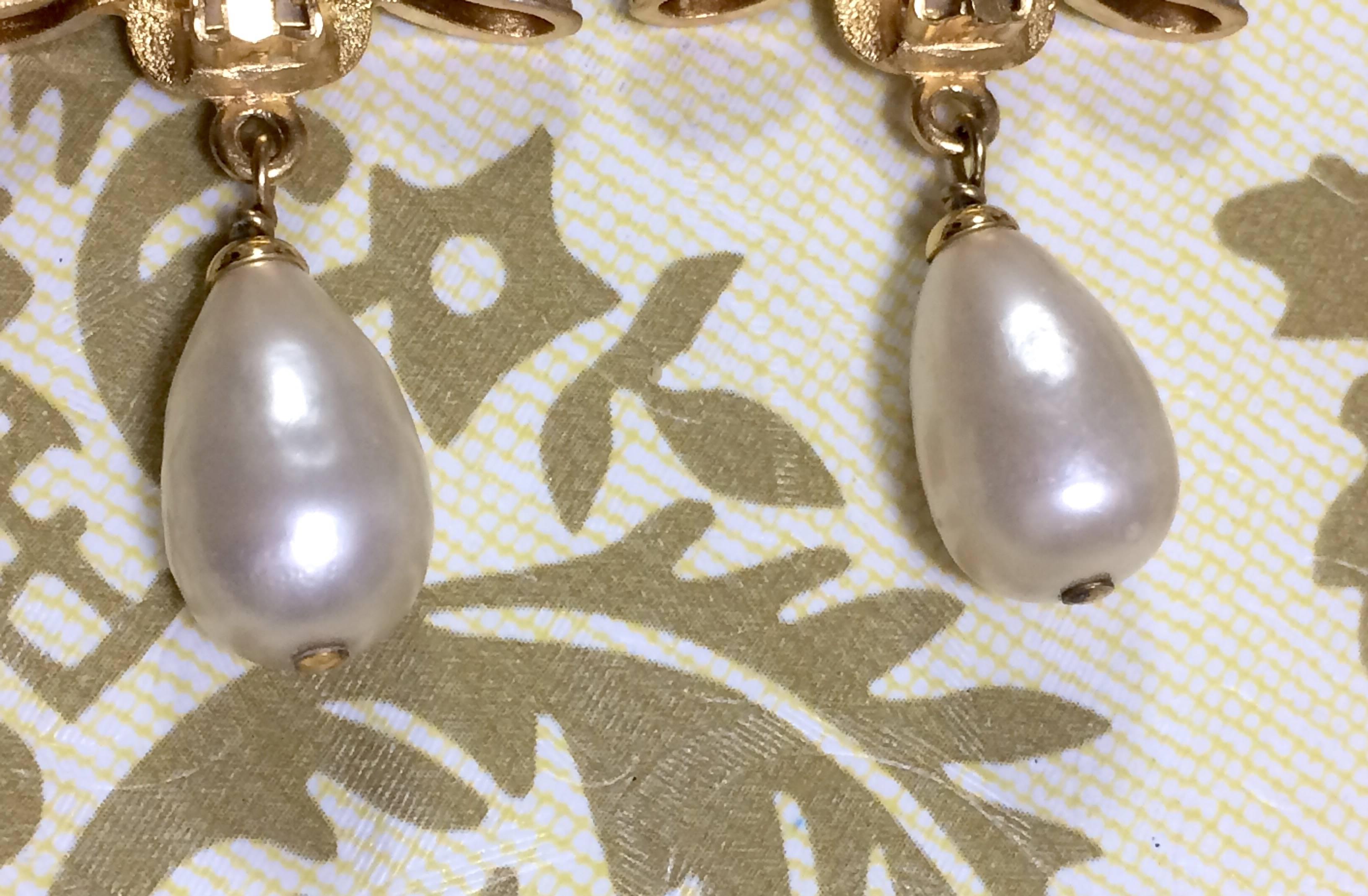 Vintage CHANEL golden bow and camellia motif and dangling white teardrop earring In Good Condition For Sale In Kashiwa, Chiba