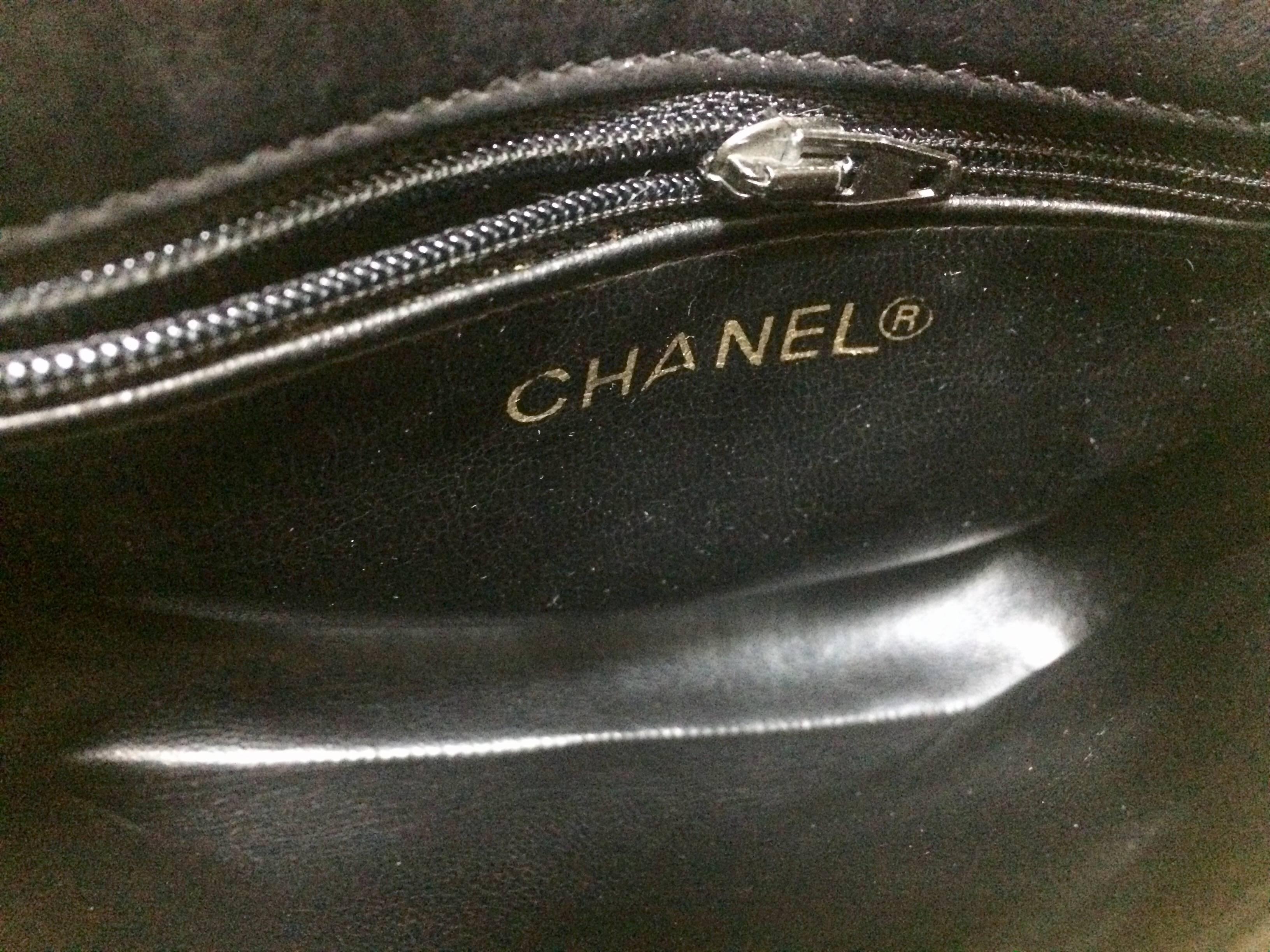 Vintage CHANEL black leather 2.55 waist purse, fanny bag with golden chain belt. 5