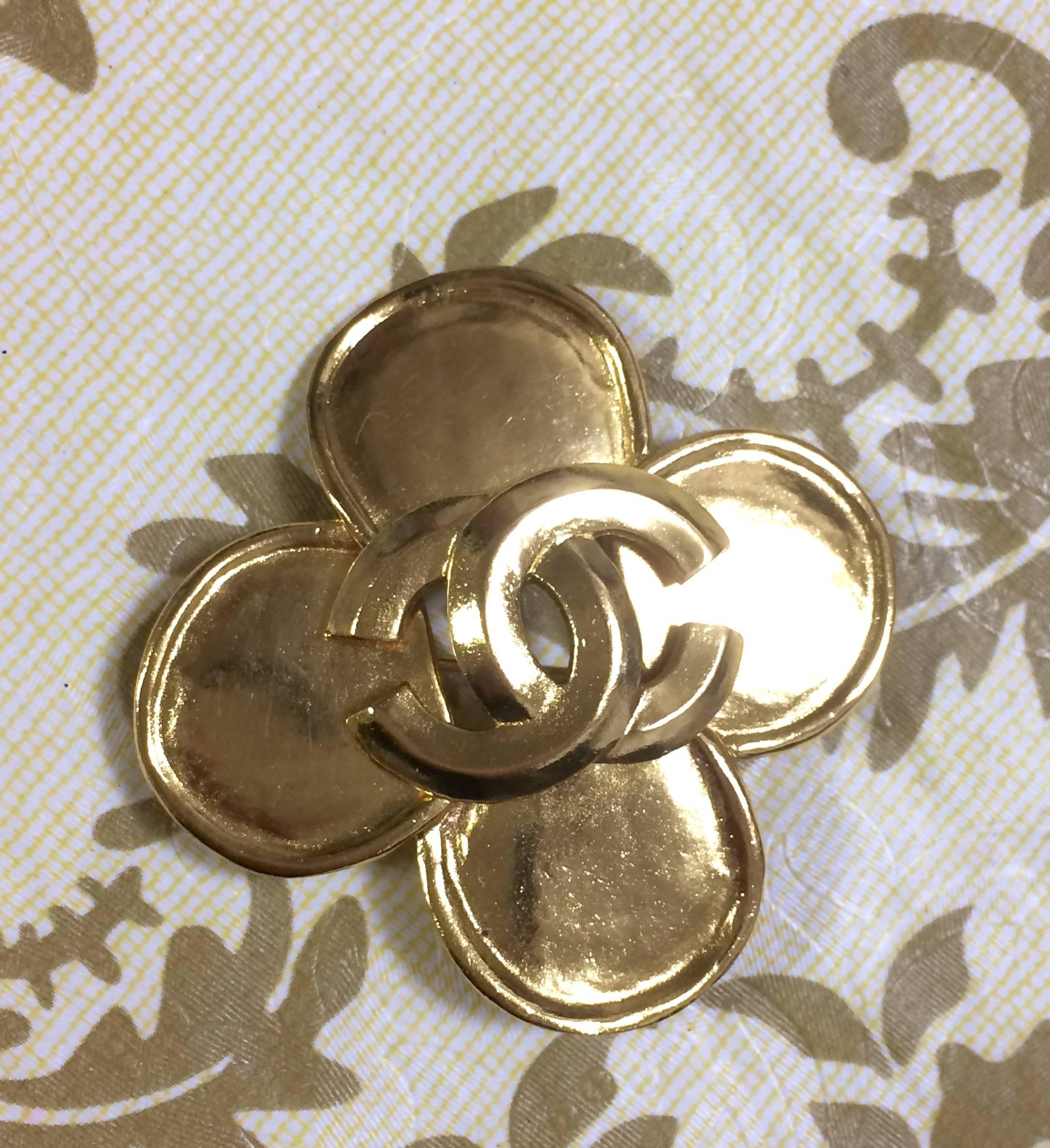1990s. MINT. Vintage CHANEL Gold tone flower brooch with CC mark. Elegant and classic. Best vintage gift.

Introducing a 90's vintage Chanel brooch in 4 round petal flower shape with CC motif on it.

MINT/excellent vintage condition!

Classic