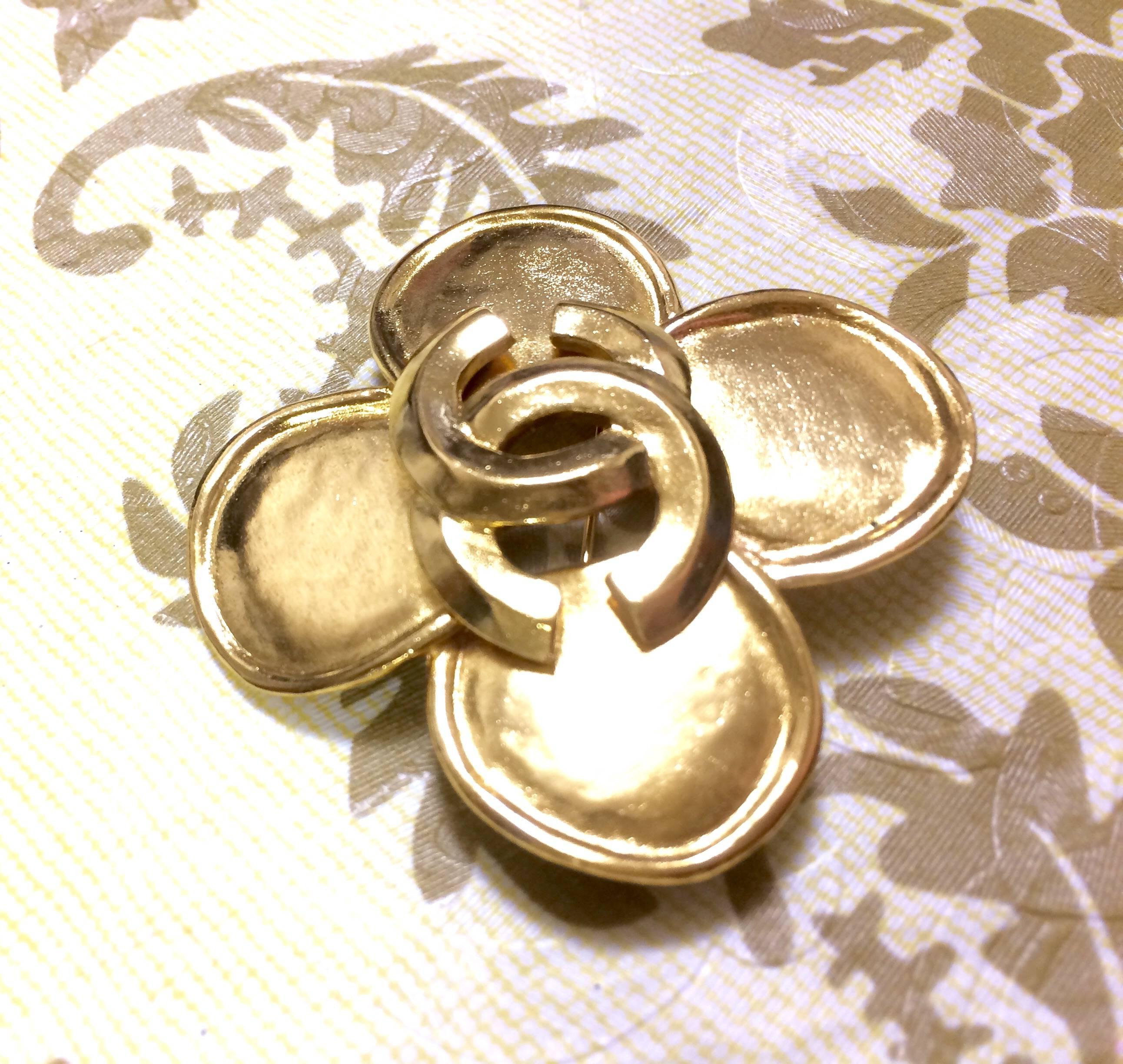 MINT. Vintage CHANEL Gold tone flower brooch with CC mark. Elegant and classic.  In Excellent Condition In Kashiwa, Chiba