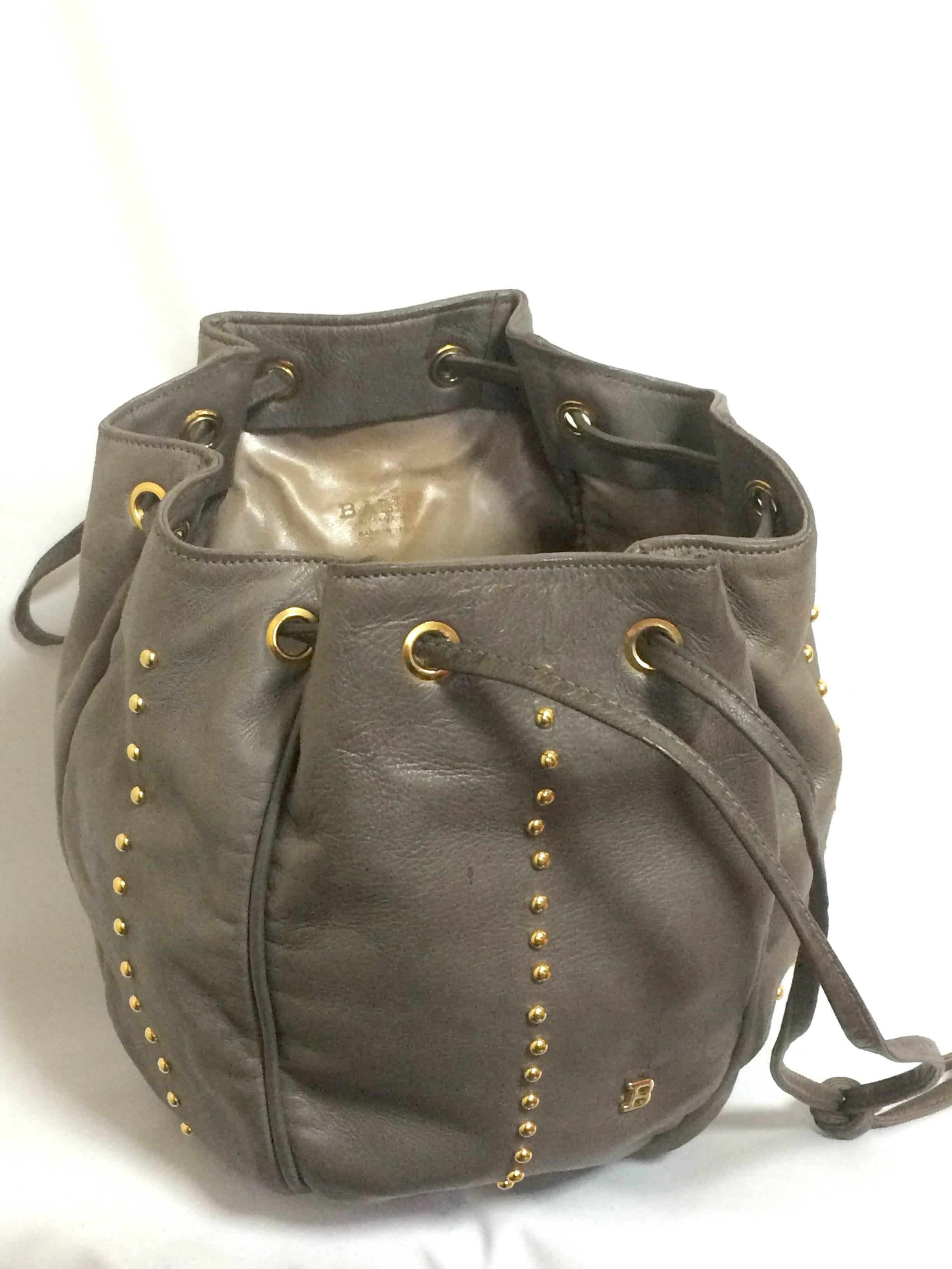 Vintage BALLY gray leather ball shape hobo bucket shoulder bag with studs. In Good Condition For Sale In Kashiwa, Chiba