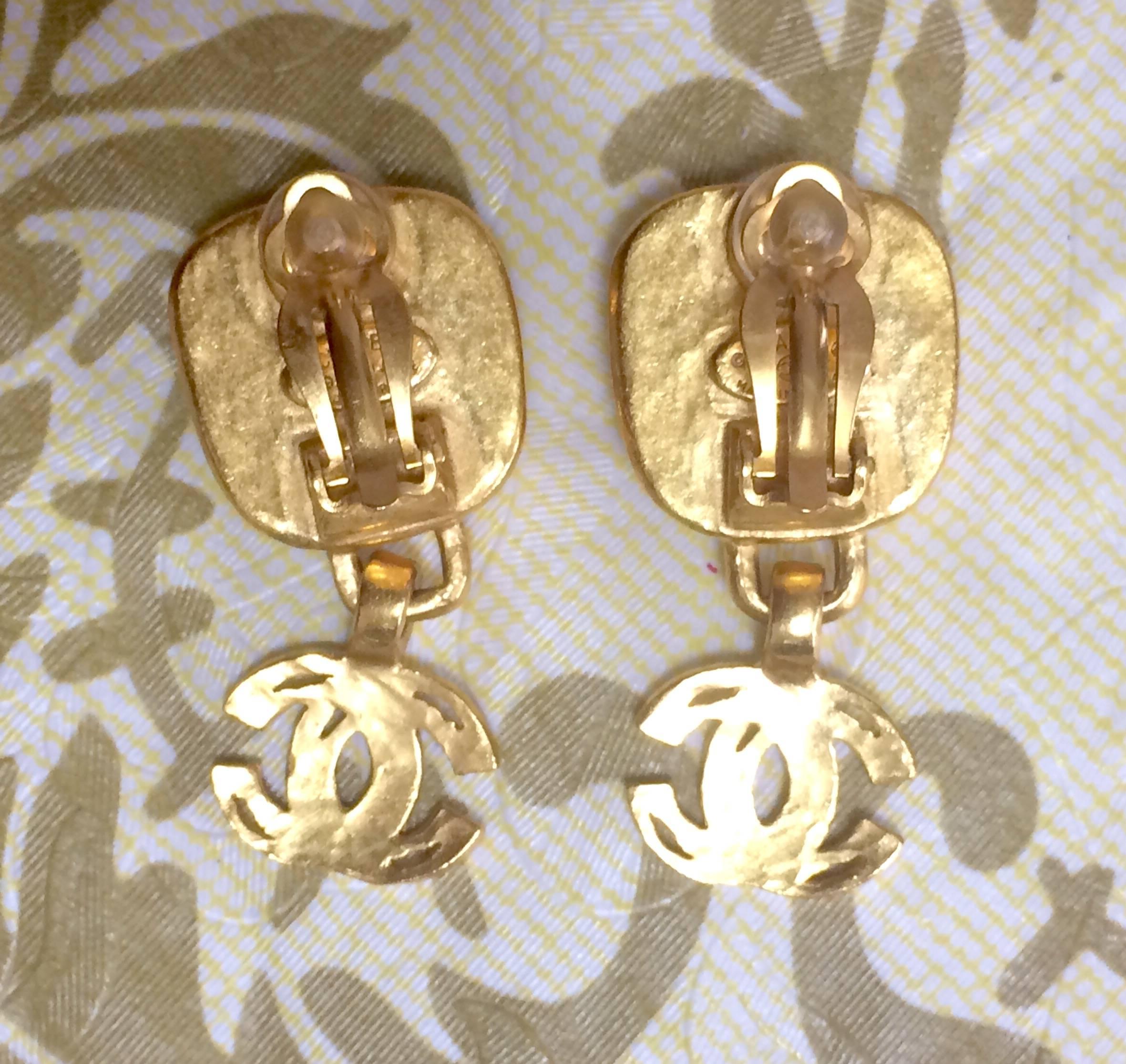 Women's Vintage CHANEL dangling earrings with large CC mark and gunmetal faux pearls. For Sale