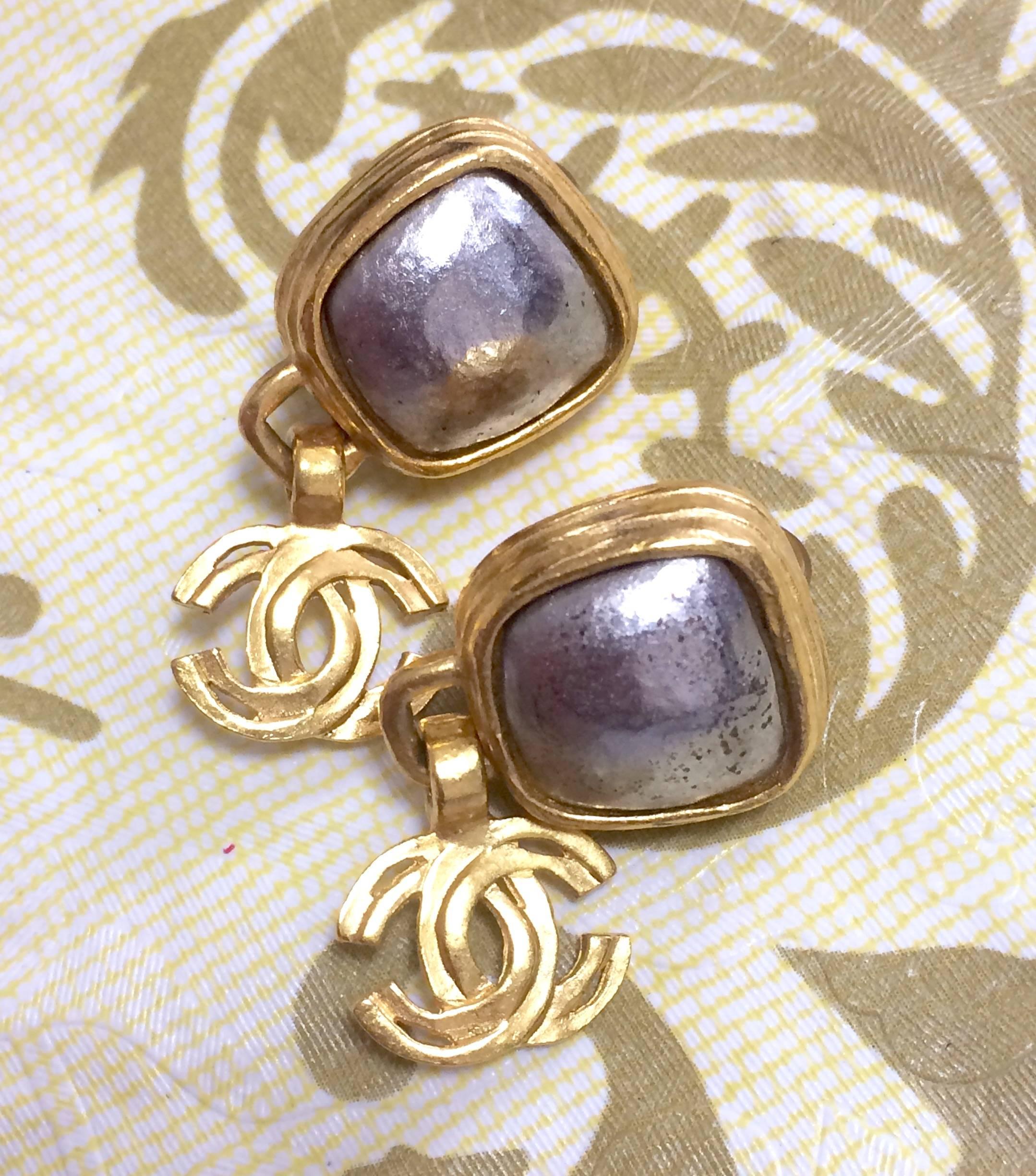 Vintage CHANEL dangling earrings with large CC mark and gunmetal faux pearls. In Good Condition For Sale In Kashiwa, Chiba