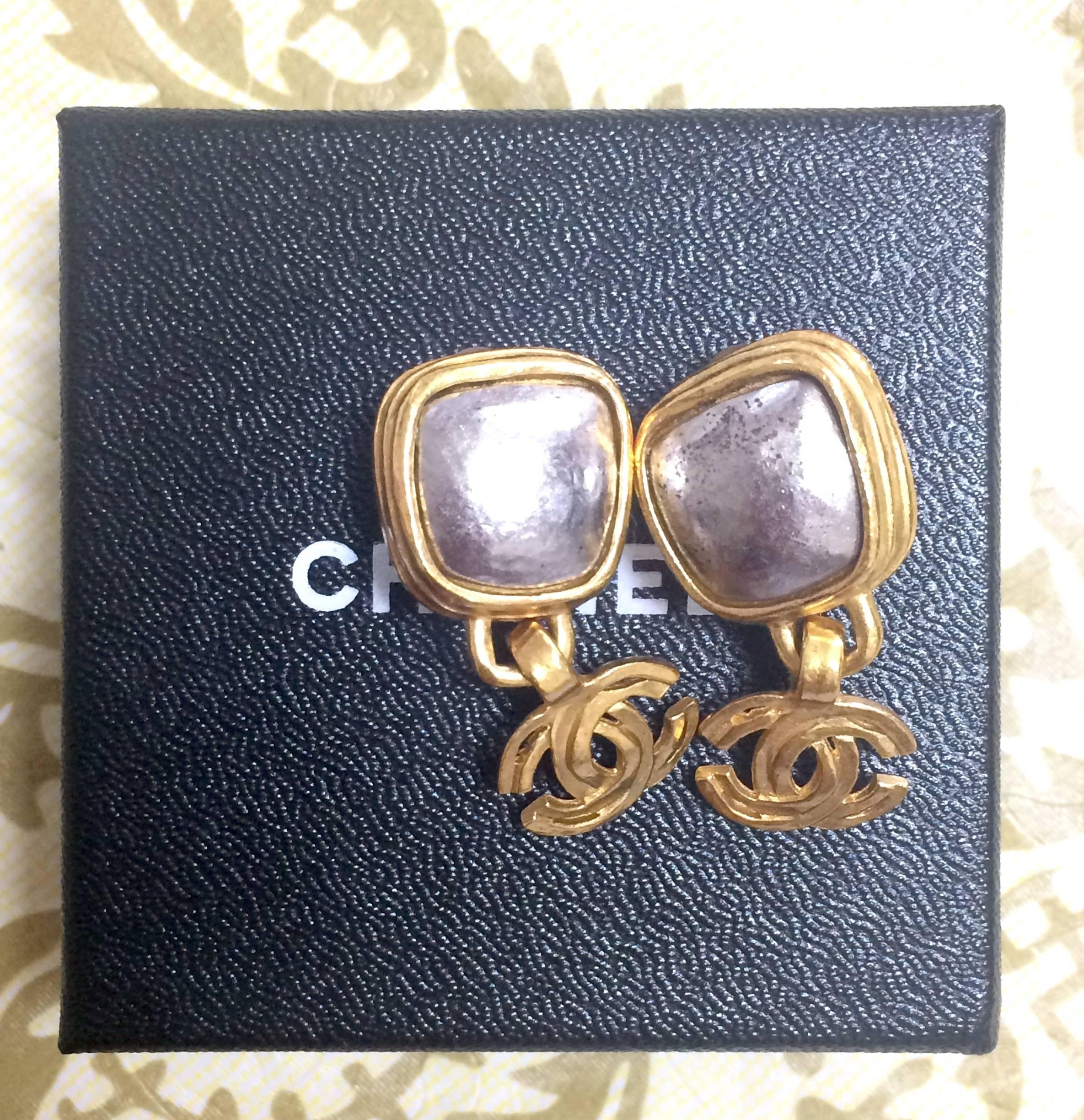 Vintage CHANEL dangling earrings with large CC mark and gunmetal faux pearls. For Sale 2