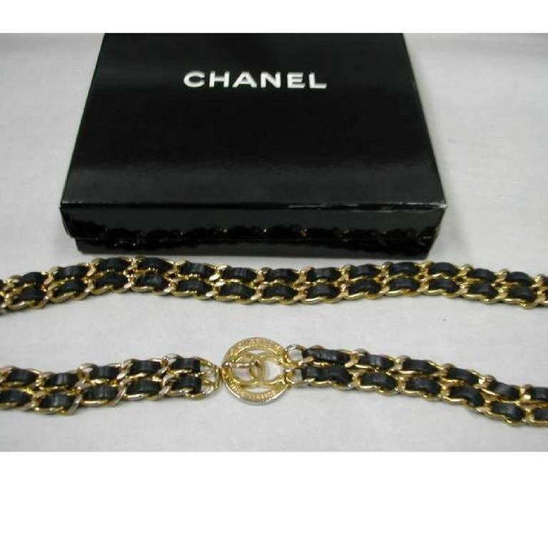 Vintage CHANEL double golden chain and black leather belt with golden CC charm For Sale 2