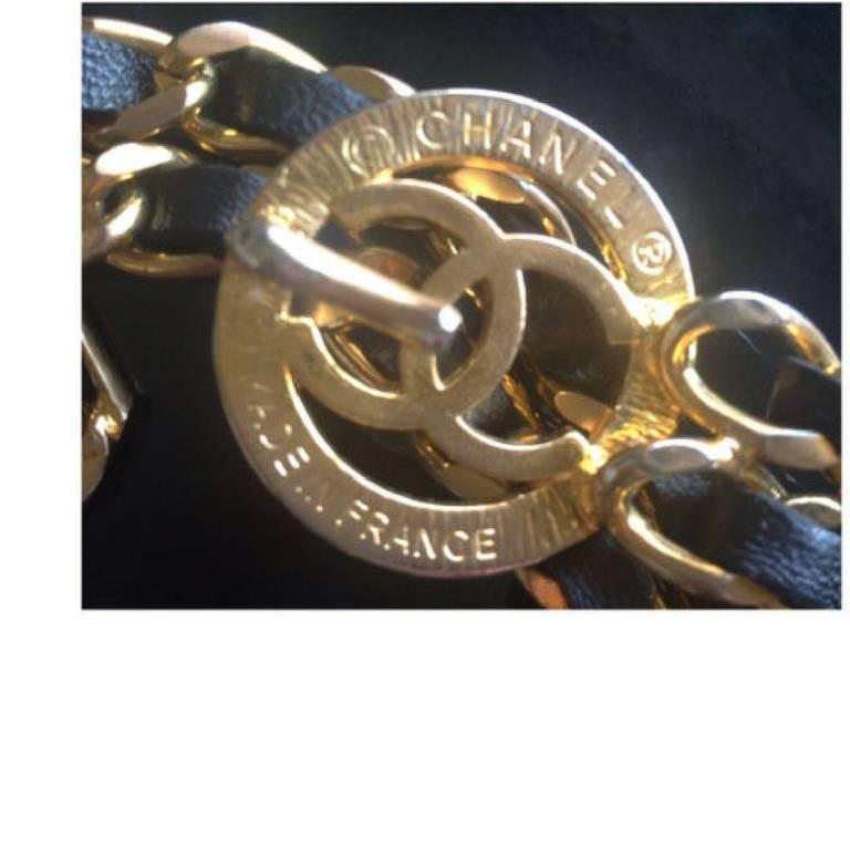 Vintage CHANEL double golden chain and black leather belt with golden CC charm In Good Condition For Sale In Kashiwa, Chiba