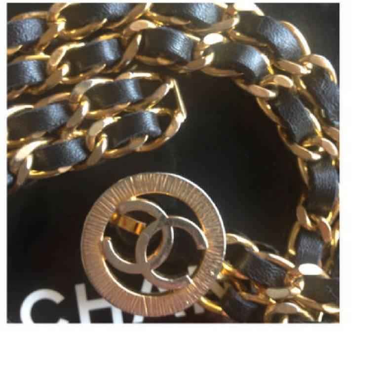 Black Vintage CHANEL double golden chain and black leather belt with golden CC charm For Sale
