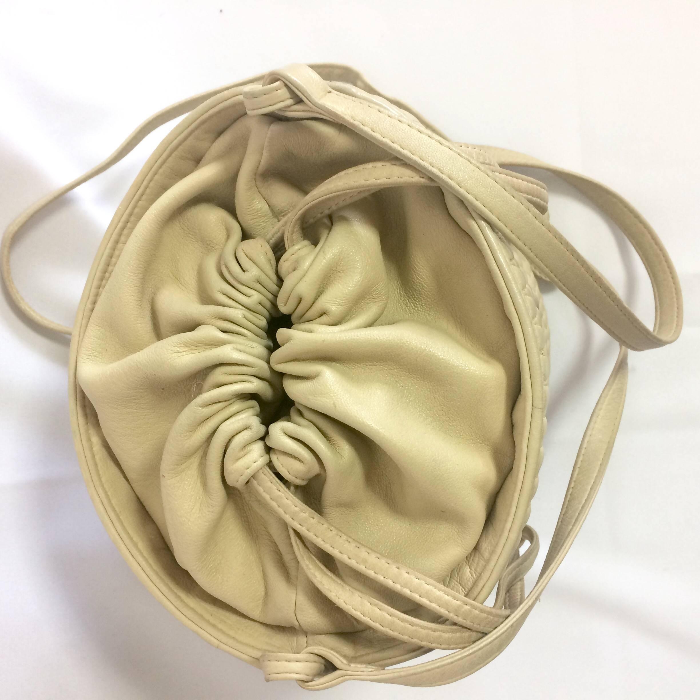 Women's Vintage BALLY ivory white quilted lambskin mini hobo, bucket shoulder bag. For Sale