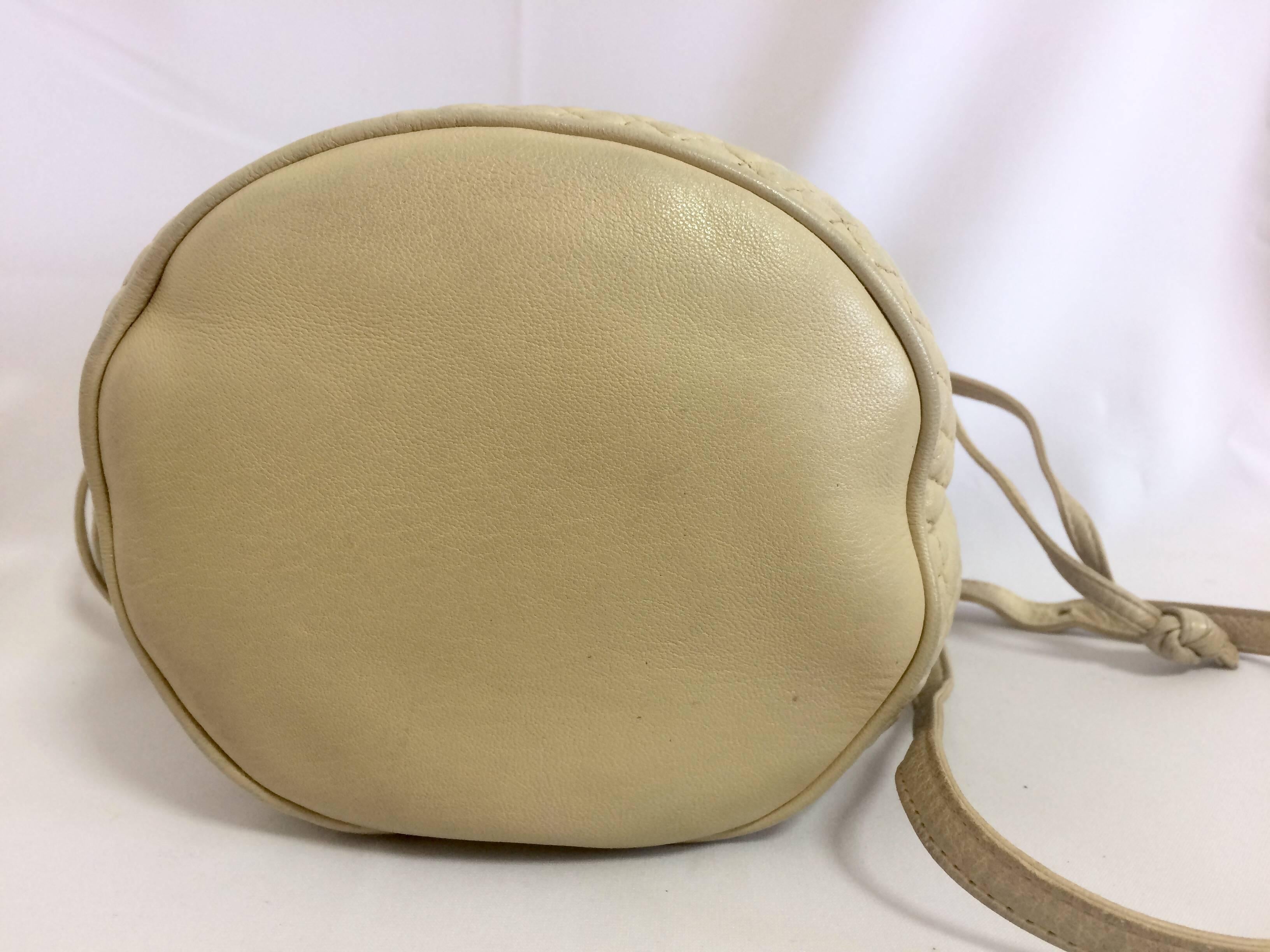 Vintage BALLY ivory white quilted lambskin mini hobo, bucket shoulder bag. For Sale 1