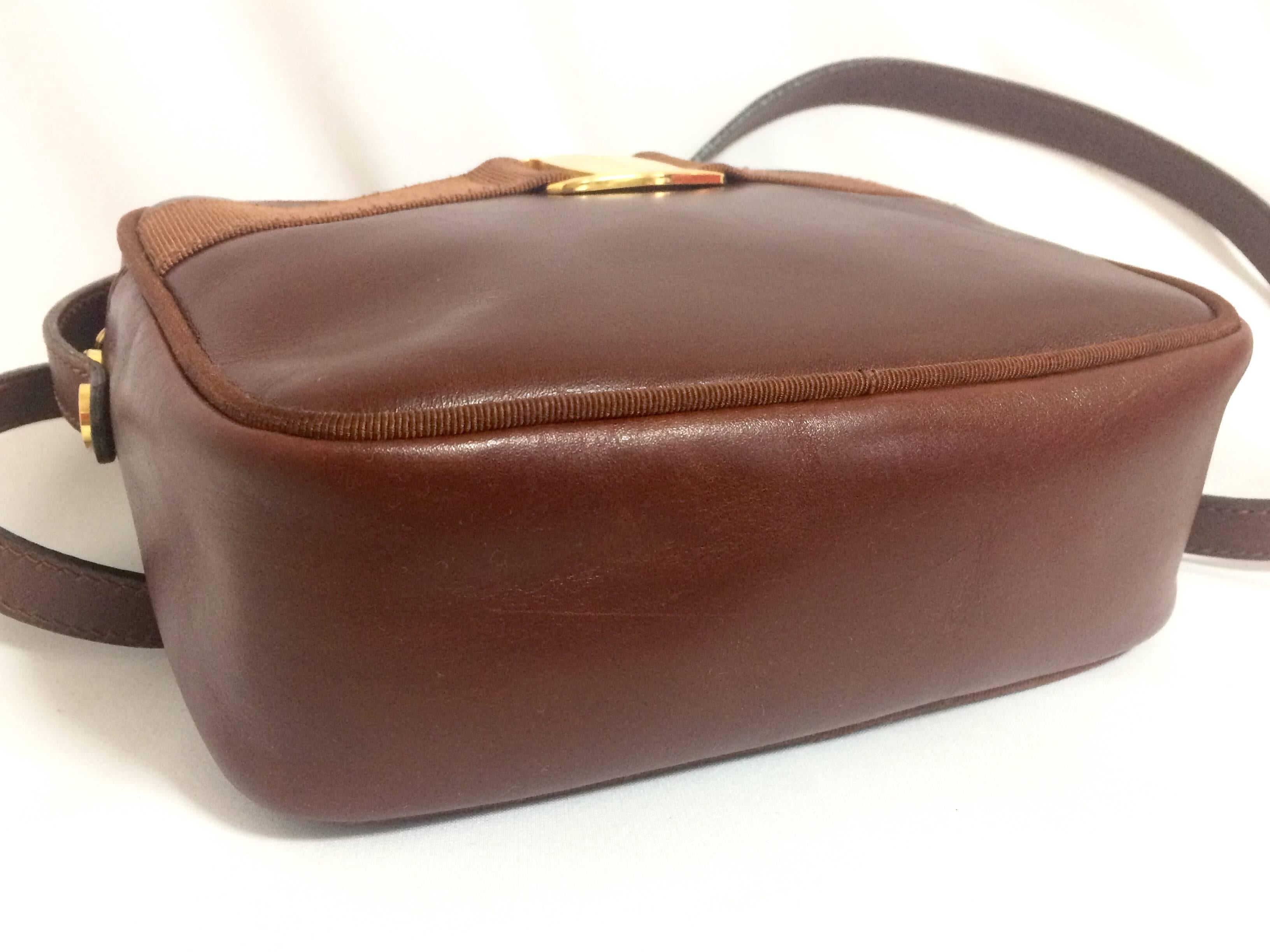 Vintage Salvatore Ferragamo vara collection brown leather purse with logo motif. In Good Condition In Kashiwa, Chiba
