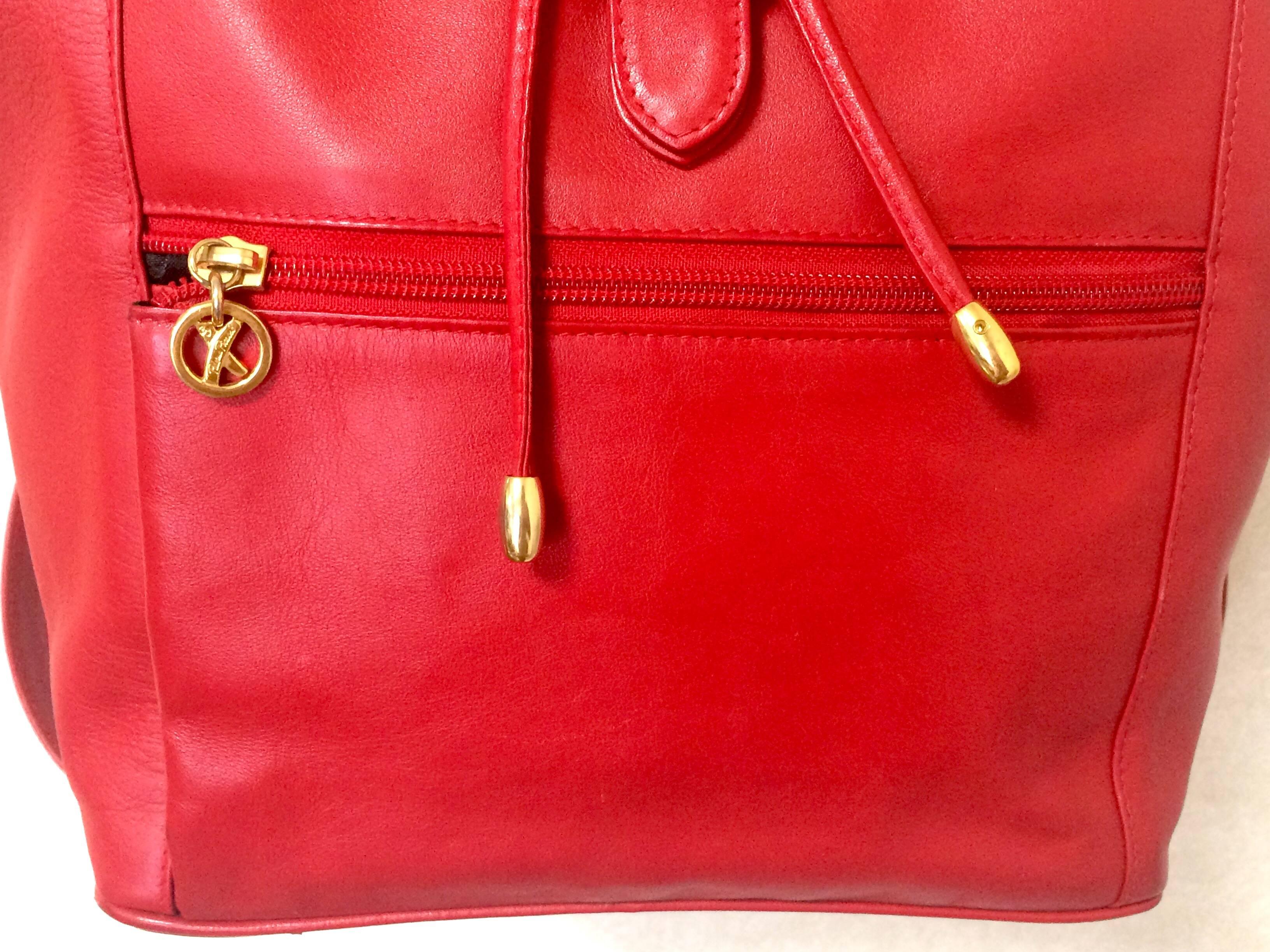 Vintage Paloma Picasso red leather backpack with golden logo motifs. Classic bag In Excellent Condition In Kashiwa, Chiba