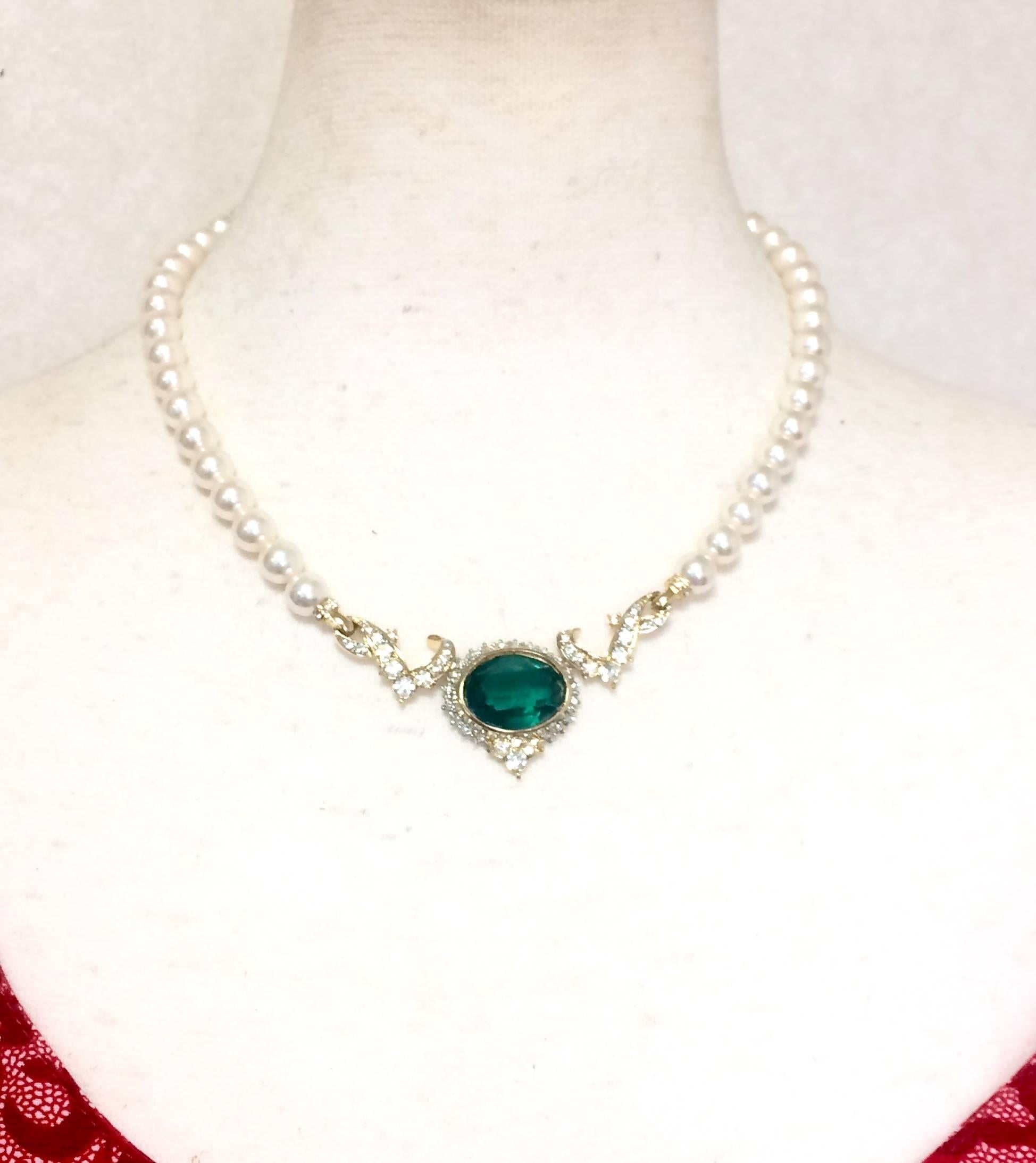 MINT. Vintage Nina Ricci faux pearl necklace with green Swarovski pendant top. For Sale 4