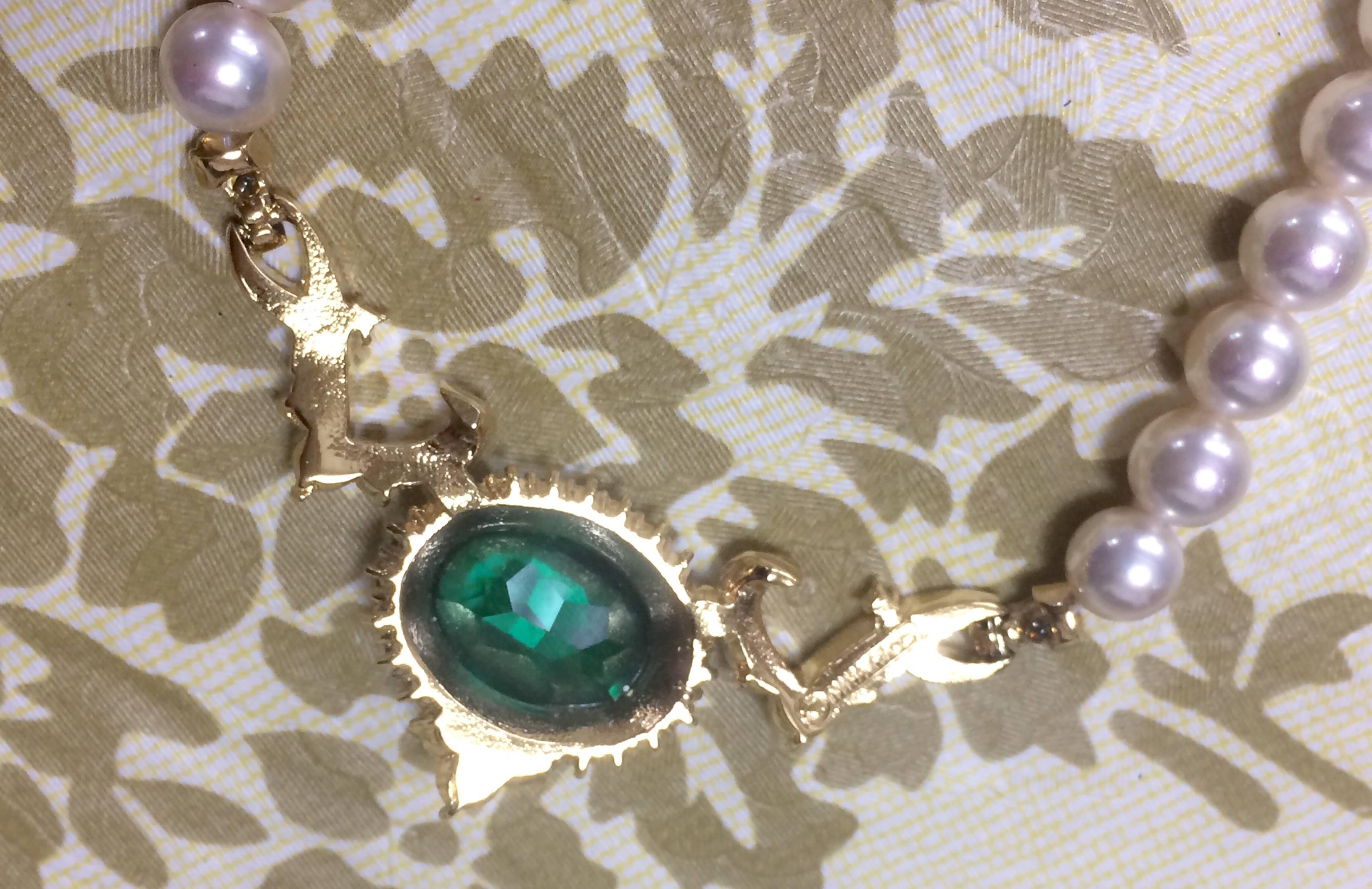 MINT. Vintage Nina Ricci faux pearl necklace with green Swarovski pendant top. For Sale 1