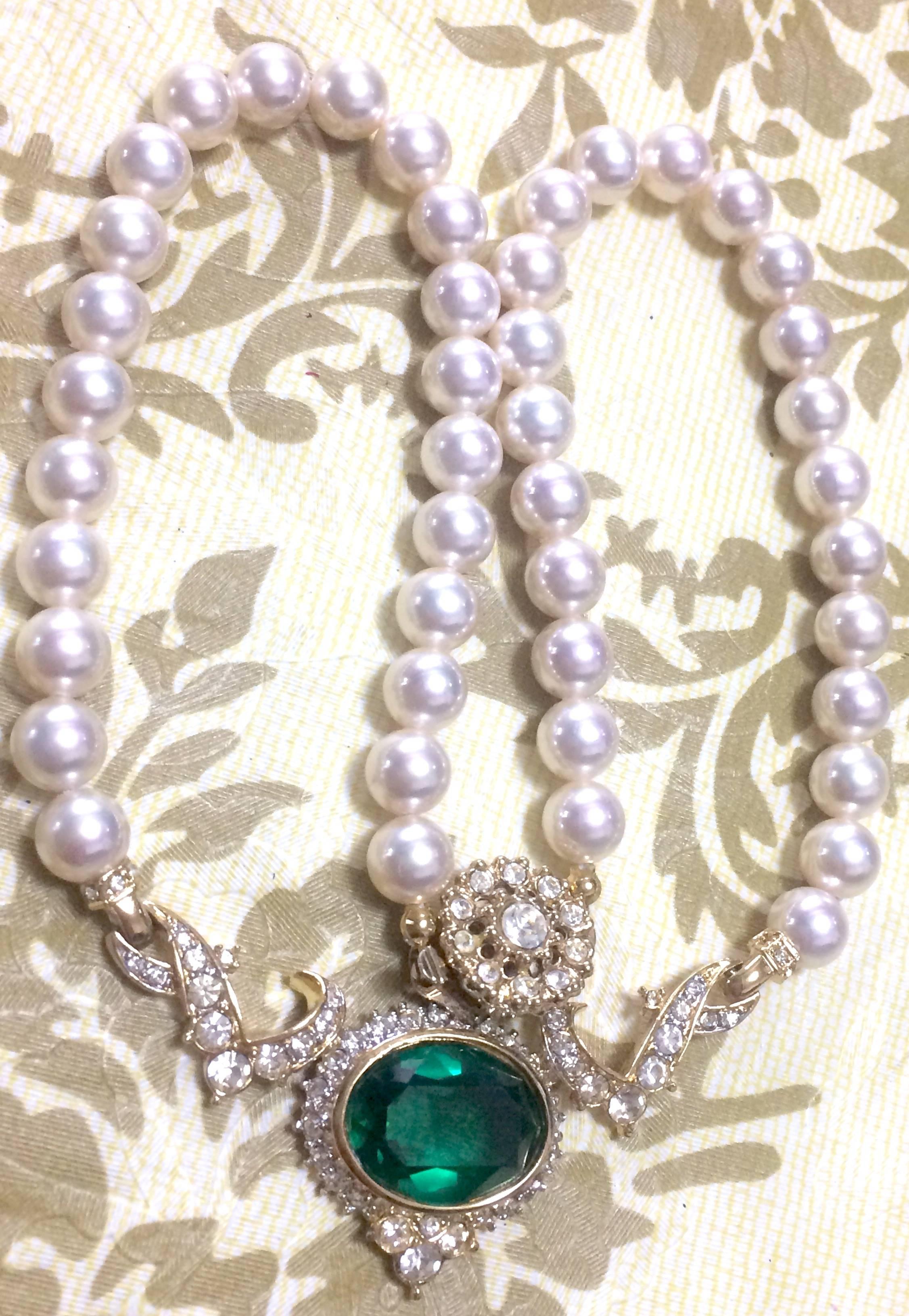 MINT. Vintage Nina Ricci faux pearl necklace with green Swarovski pendant top. In Excellent Condition For Sale In Kashiwa, Chiba