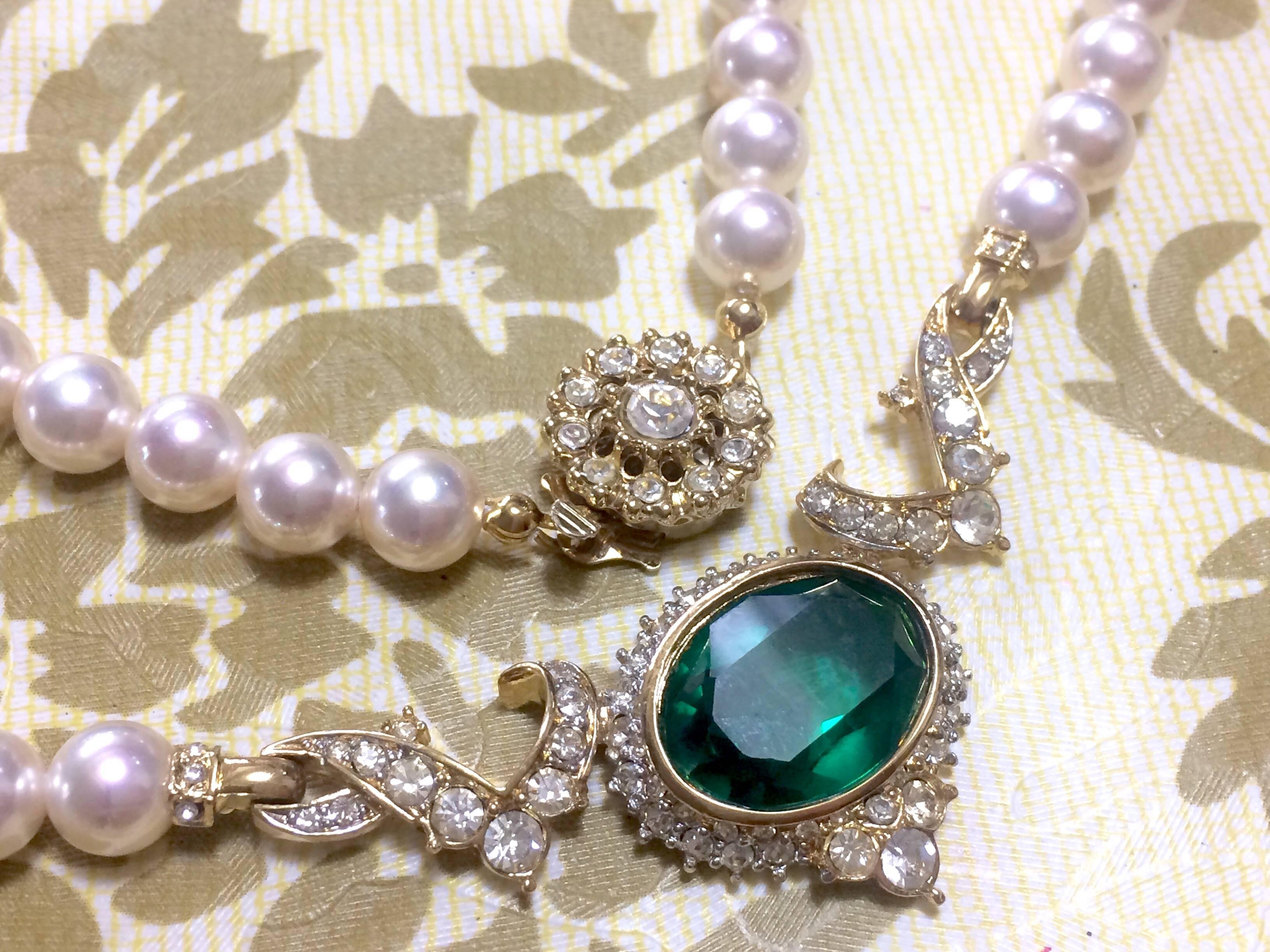 Women's MINT. Vintage Nina Ricci faux pearl necklace with green Swarovski pendant top. For Sale