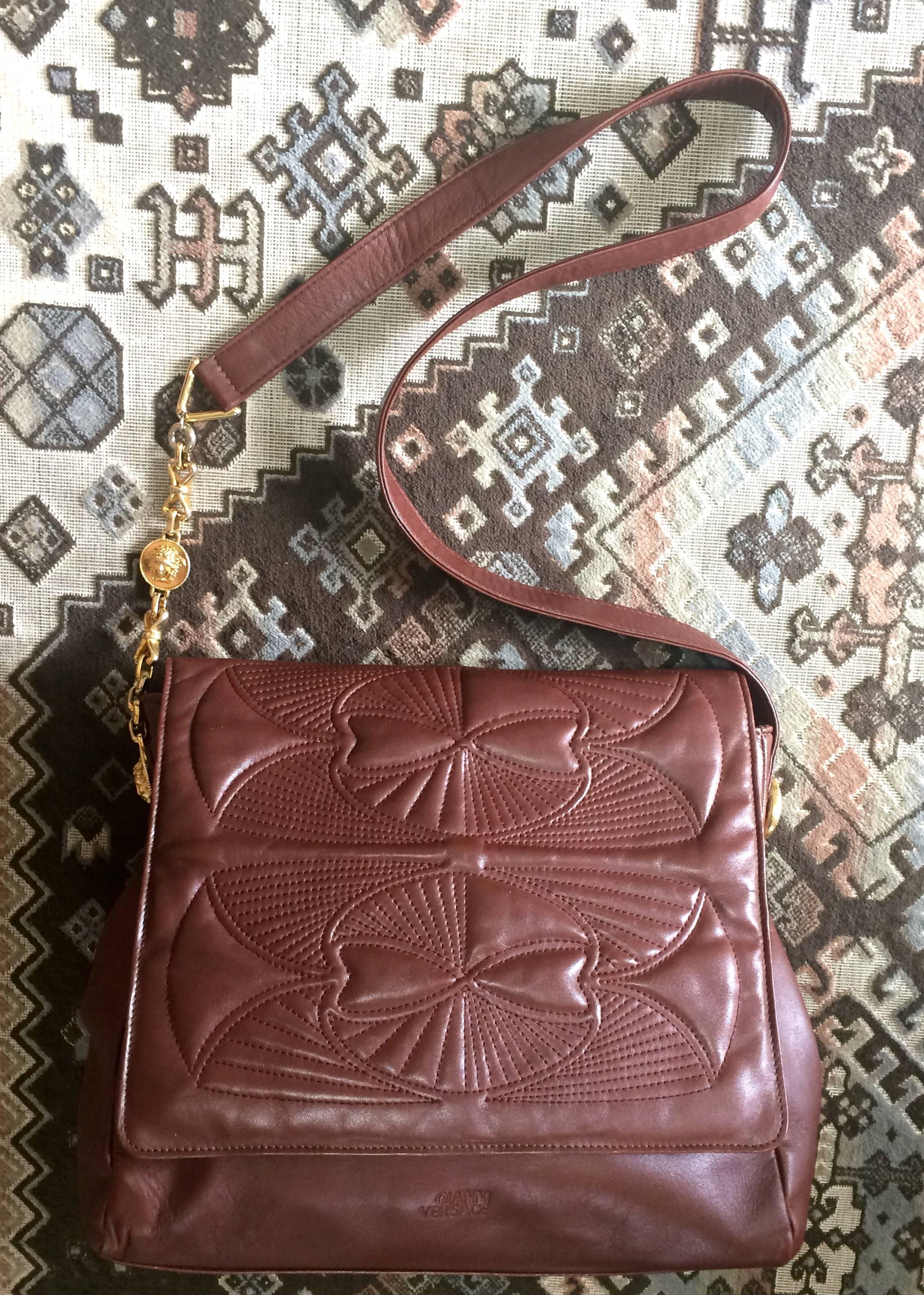  Vintage Gianni Versace brown messenger shoulder bag with golden medusa motifs. For Sale 5